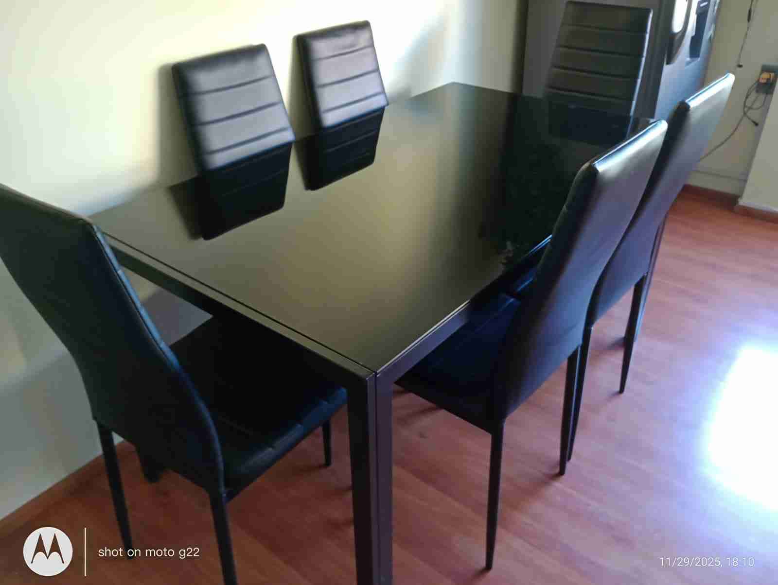 Mesa de comedor con sillas negras - miniatura 2