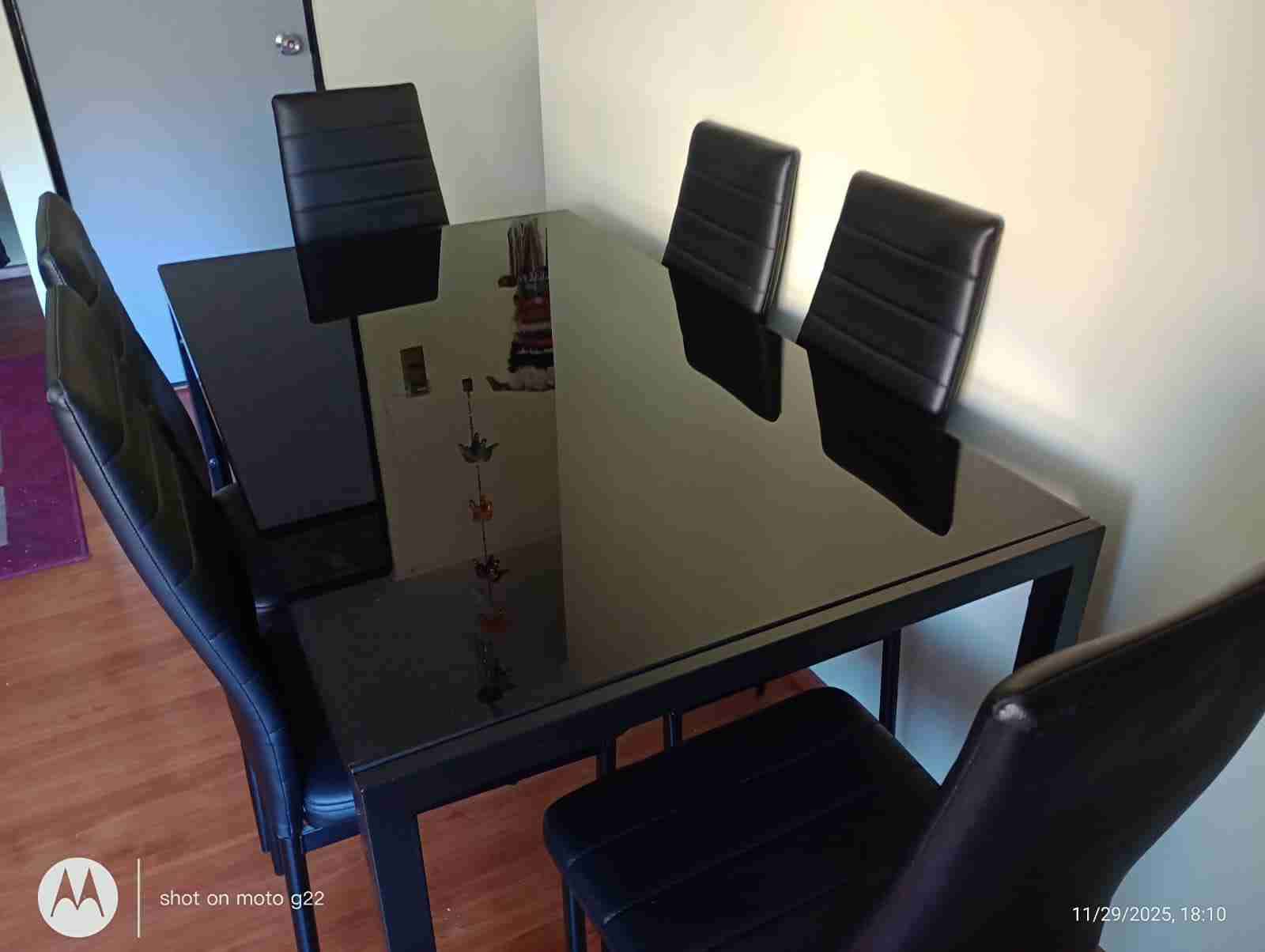 Mesa de comedor con sillas negras - miniatura 3