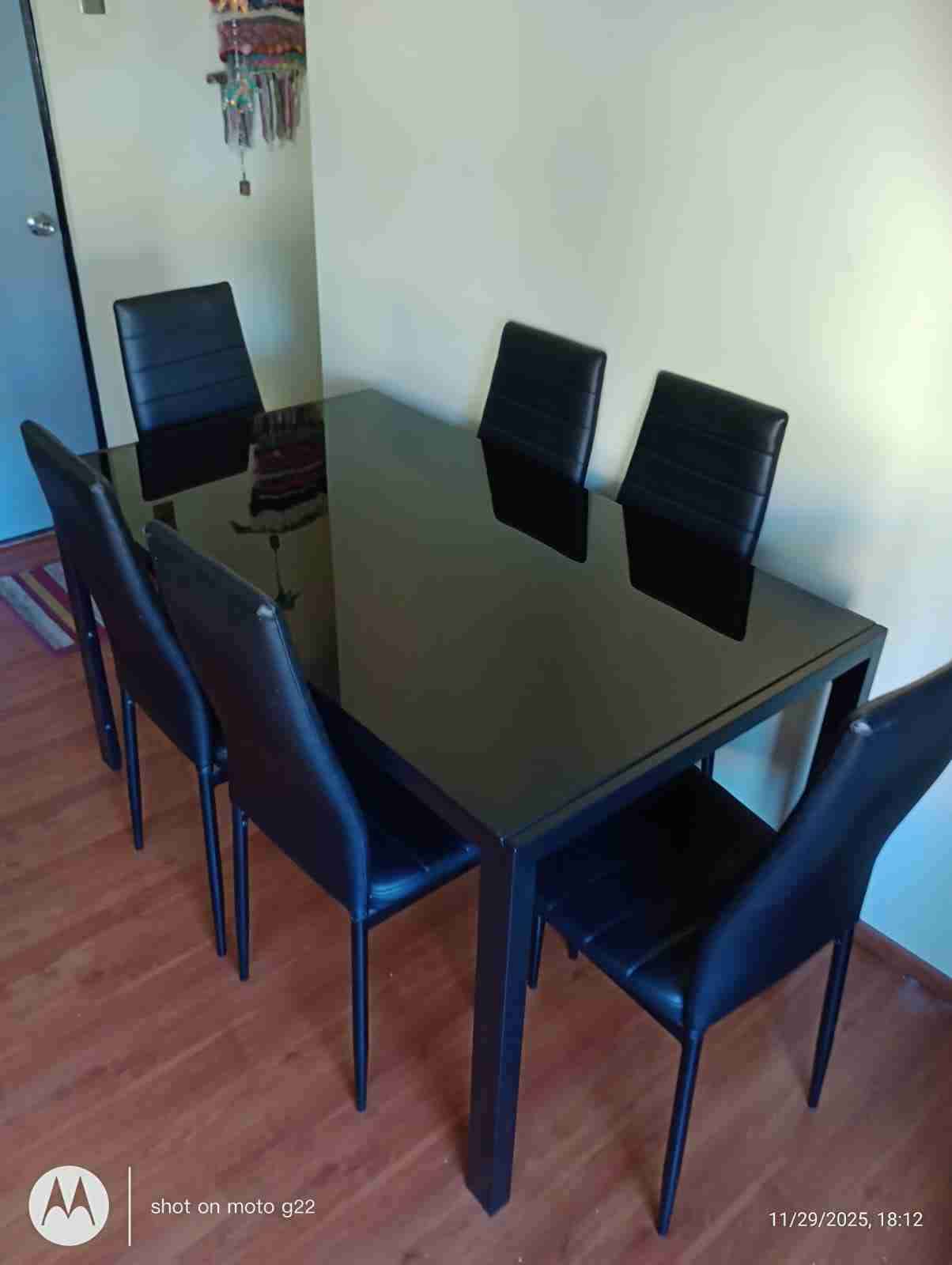 Mesa de comedor con sillas negras - miniatura 4