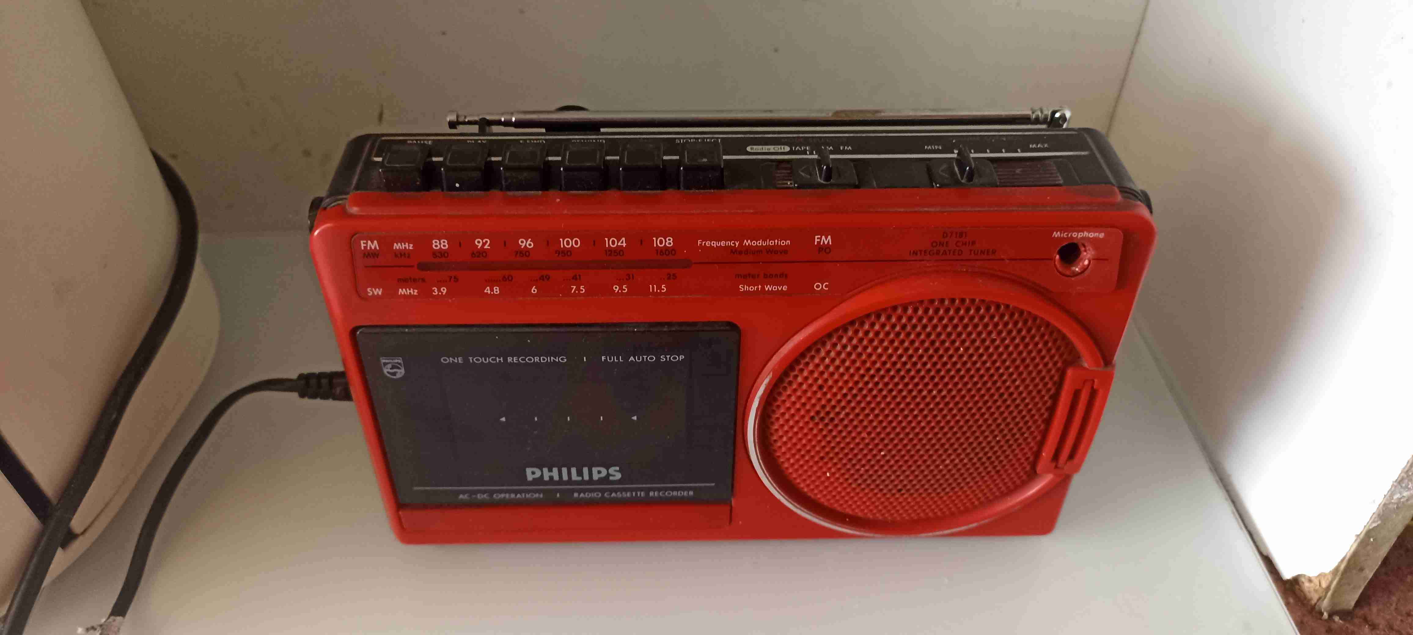 Radio casetera roja vintage - miniatura 2