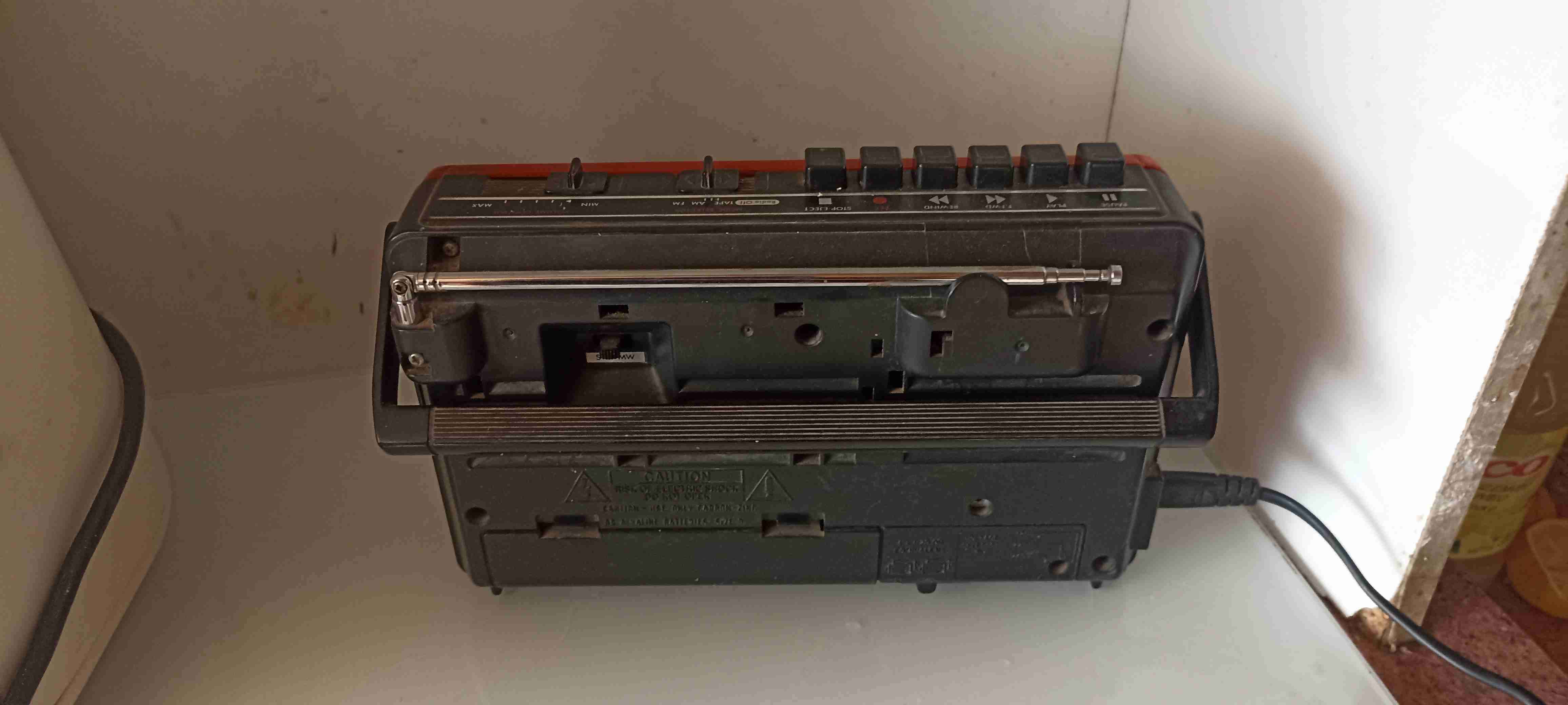 Radio casetera roja vintage - miniatura 3