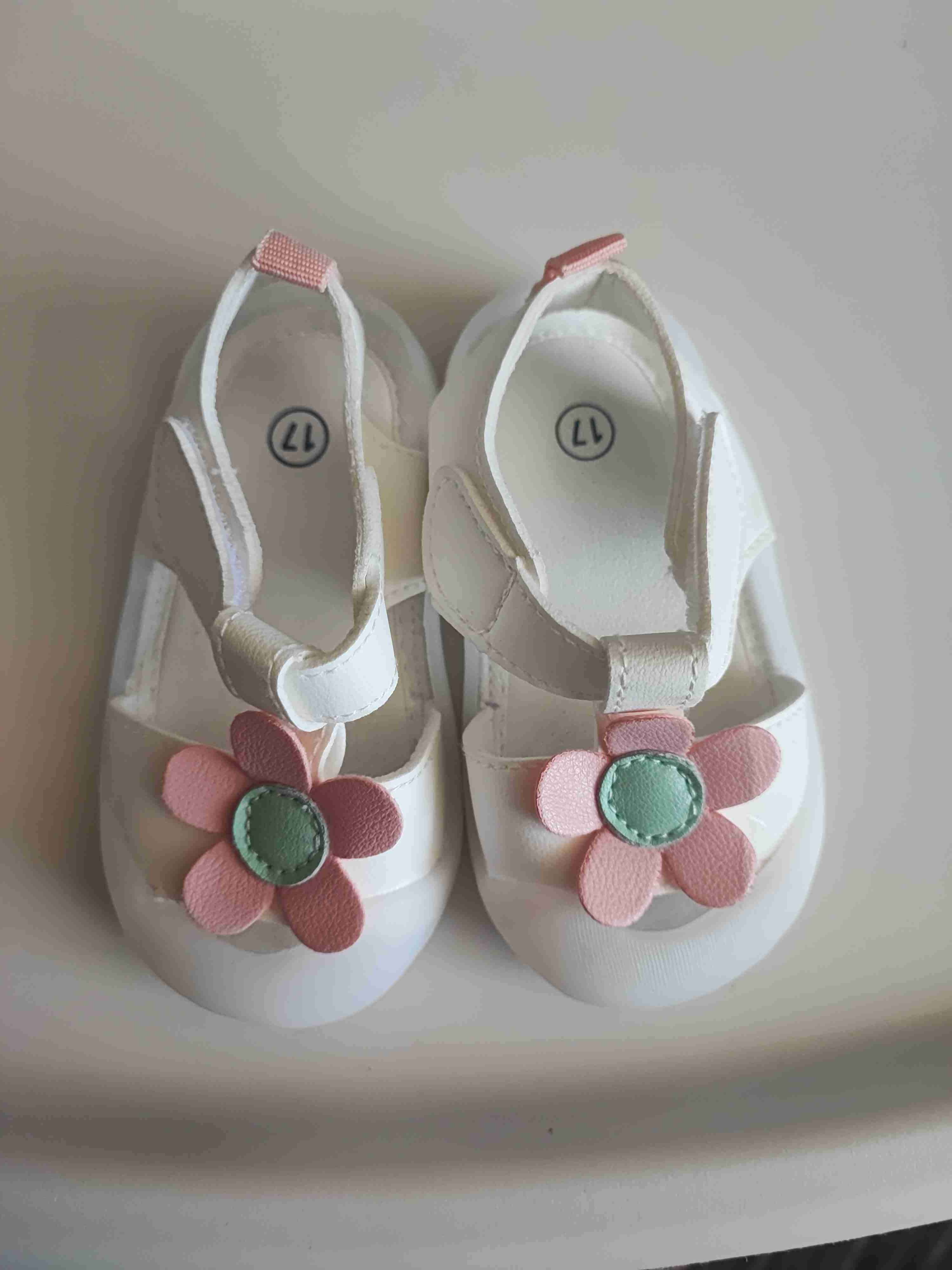 Zapatitos de bebé blancos con flor