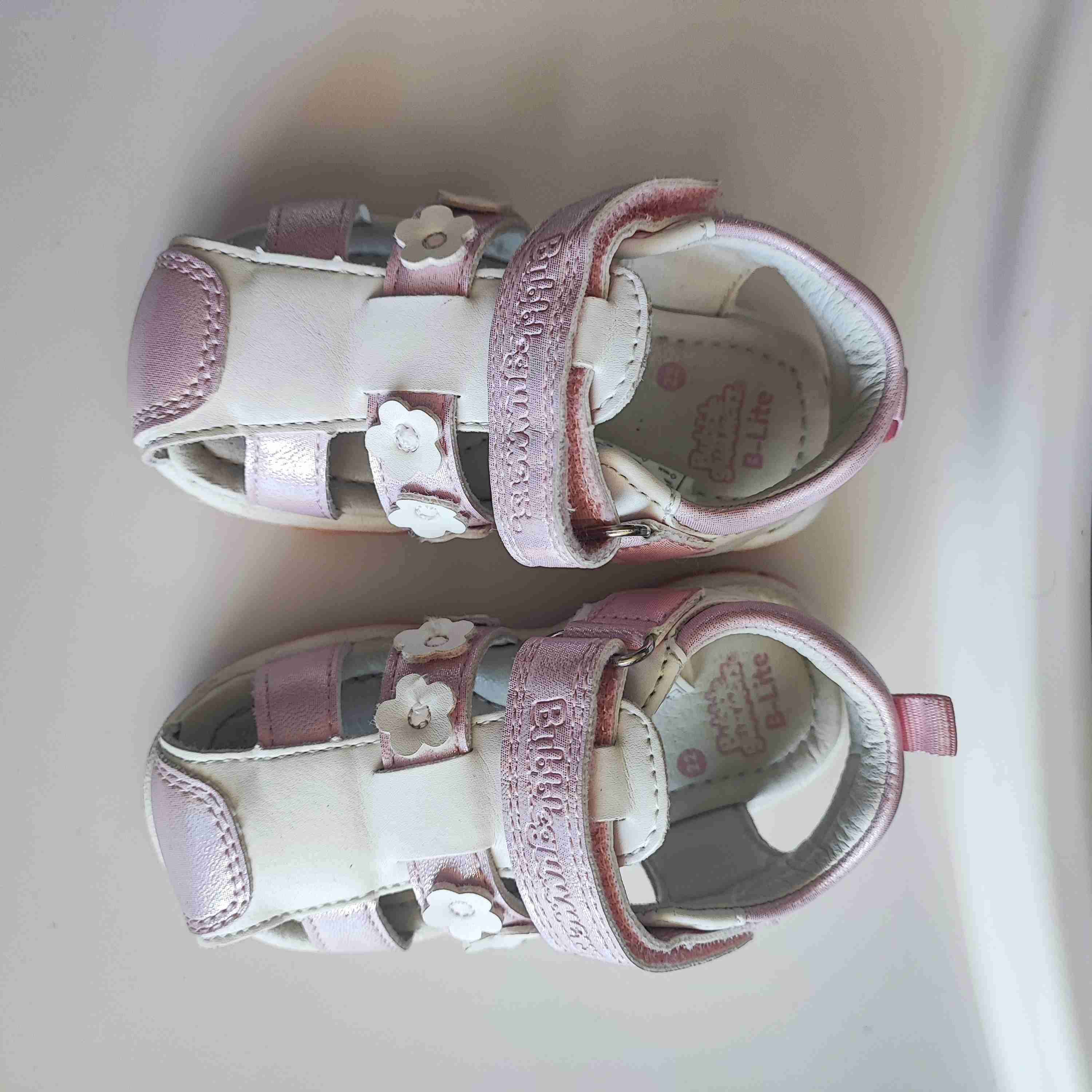 Sandalias de bebé blancas y rosa.