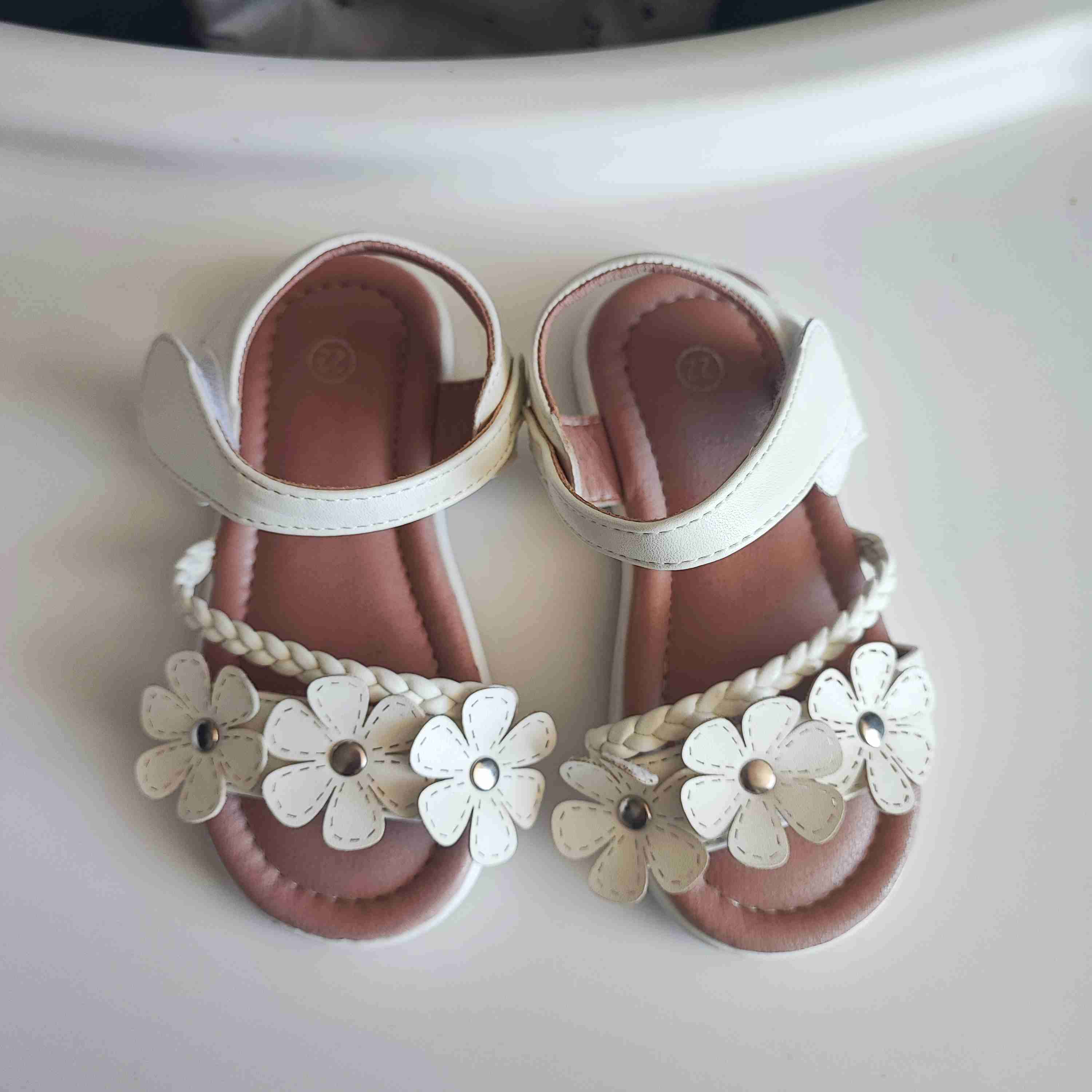 Sandalias blancas con flores