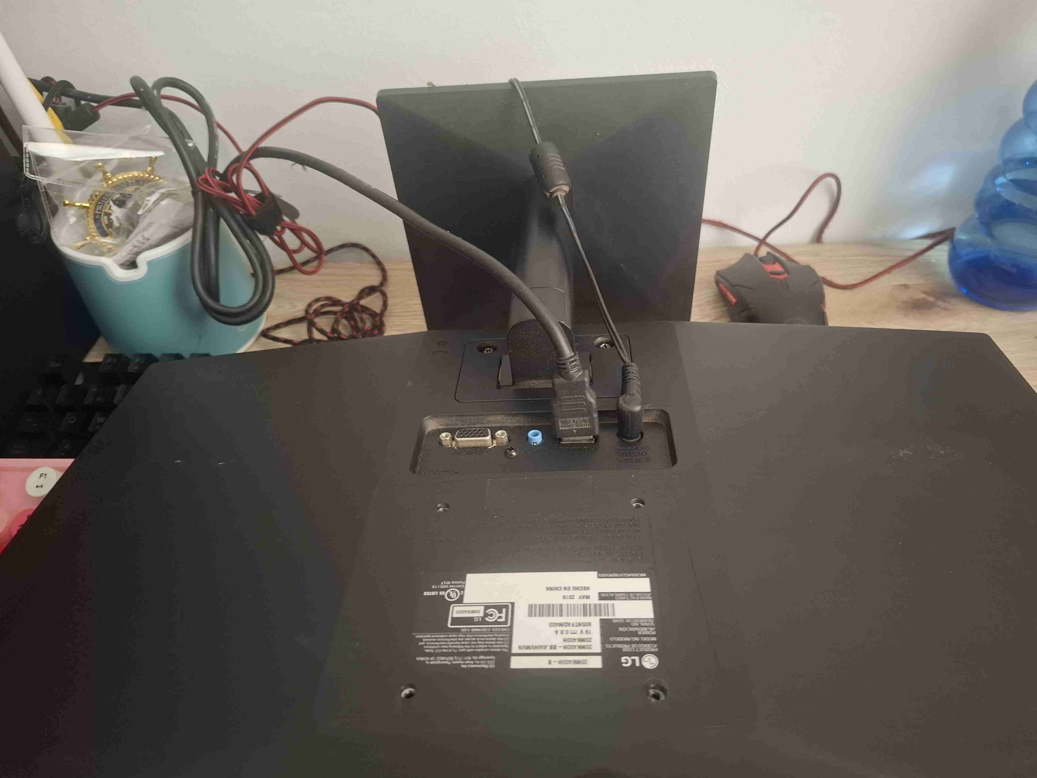 Monitor LG con cables incluidos