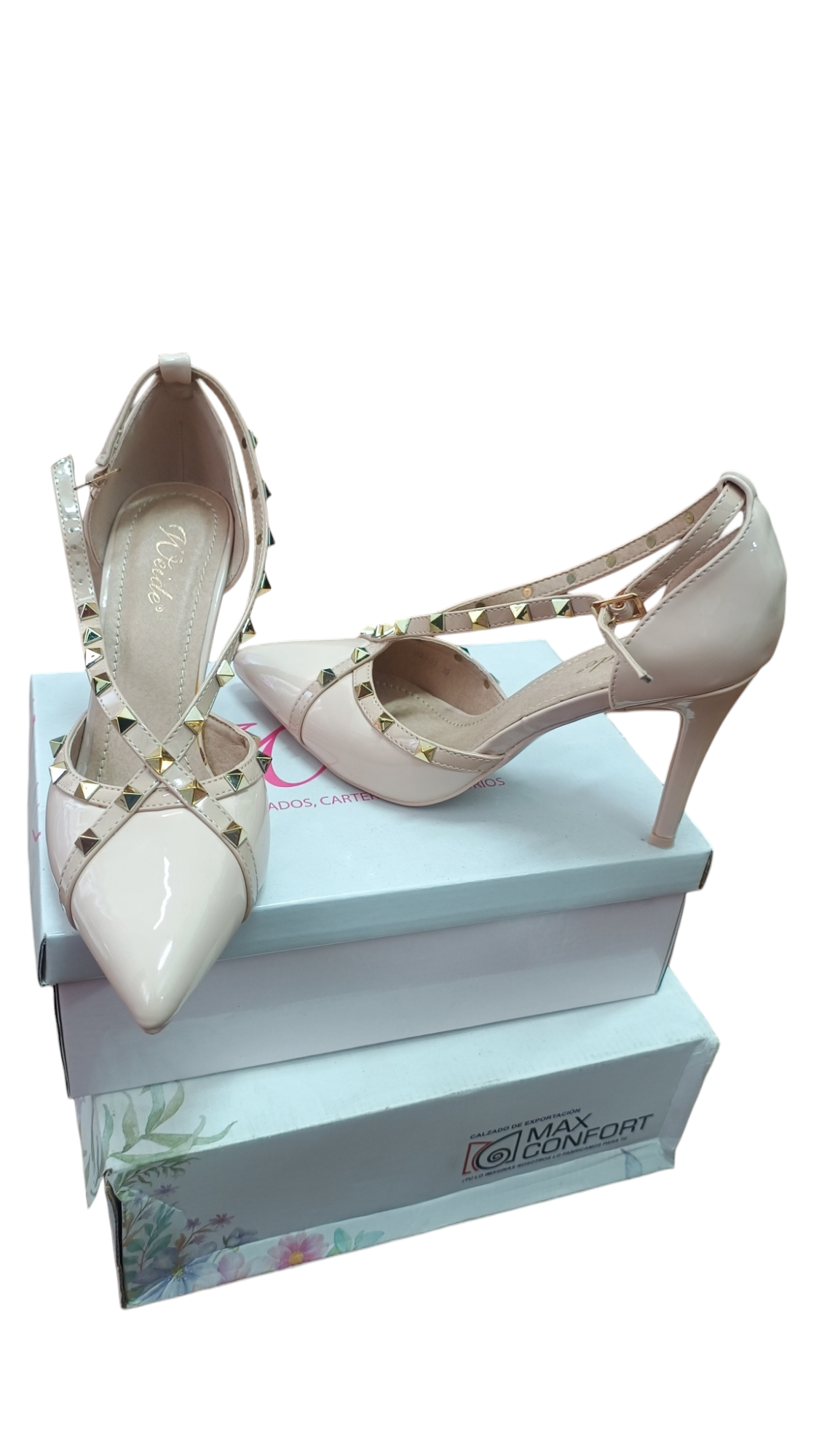 Zapatos de tacón beige con tachas