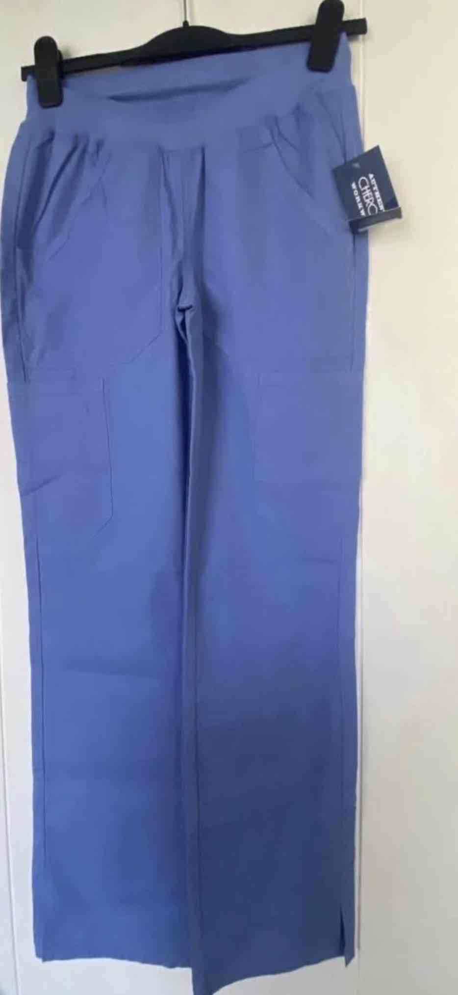 Pantalones uniforme azul claro con bolsillos