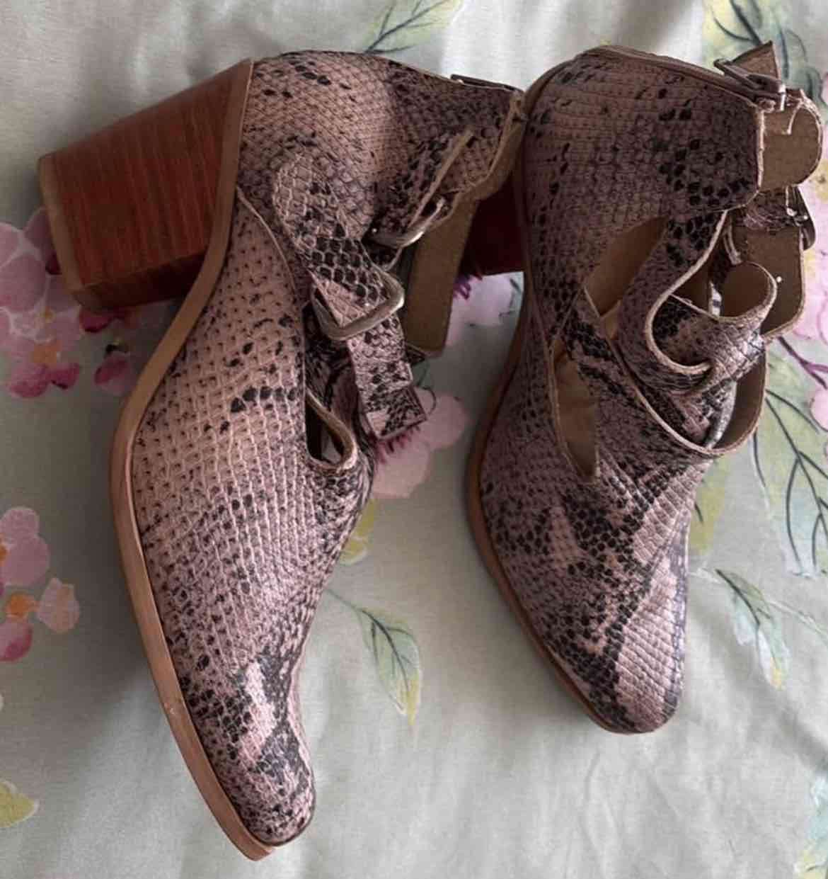 Botines con estampado de serpiente