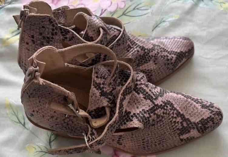 Botines con estampado de serpiente - miniatura 2