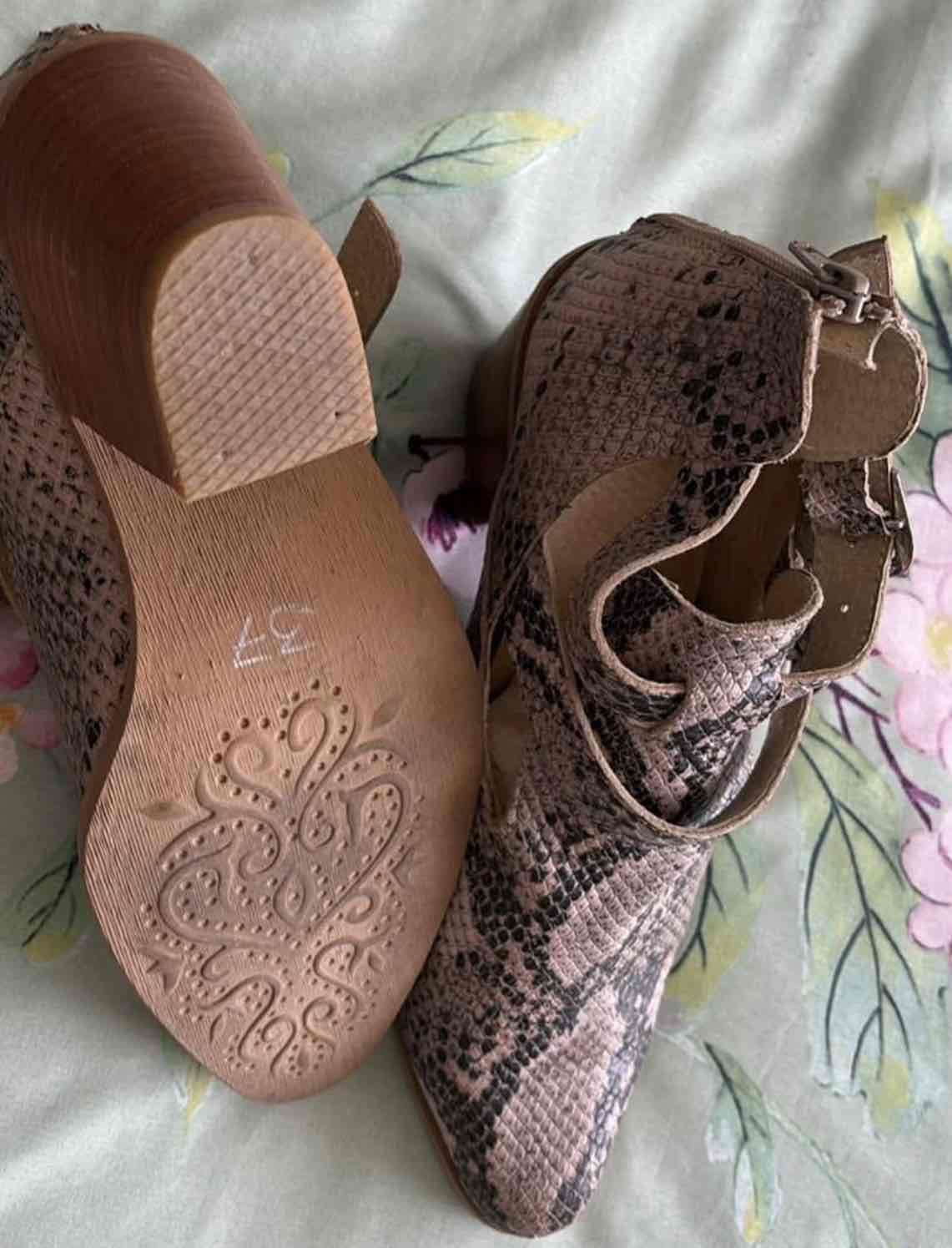 Botines con estampado de serpiente - miniatura 3