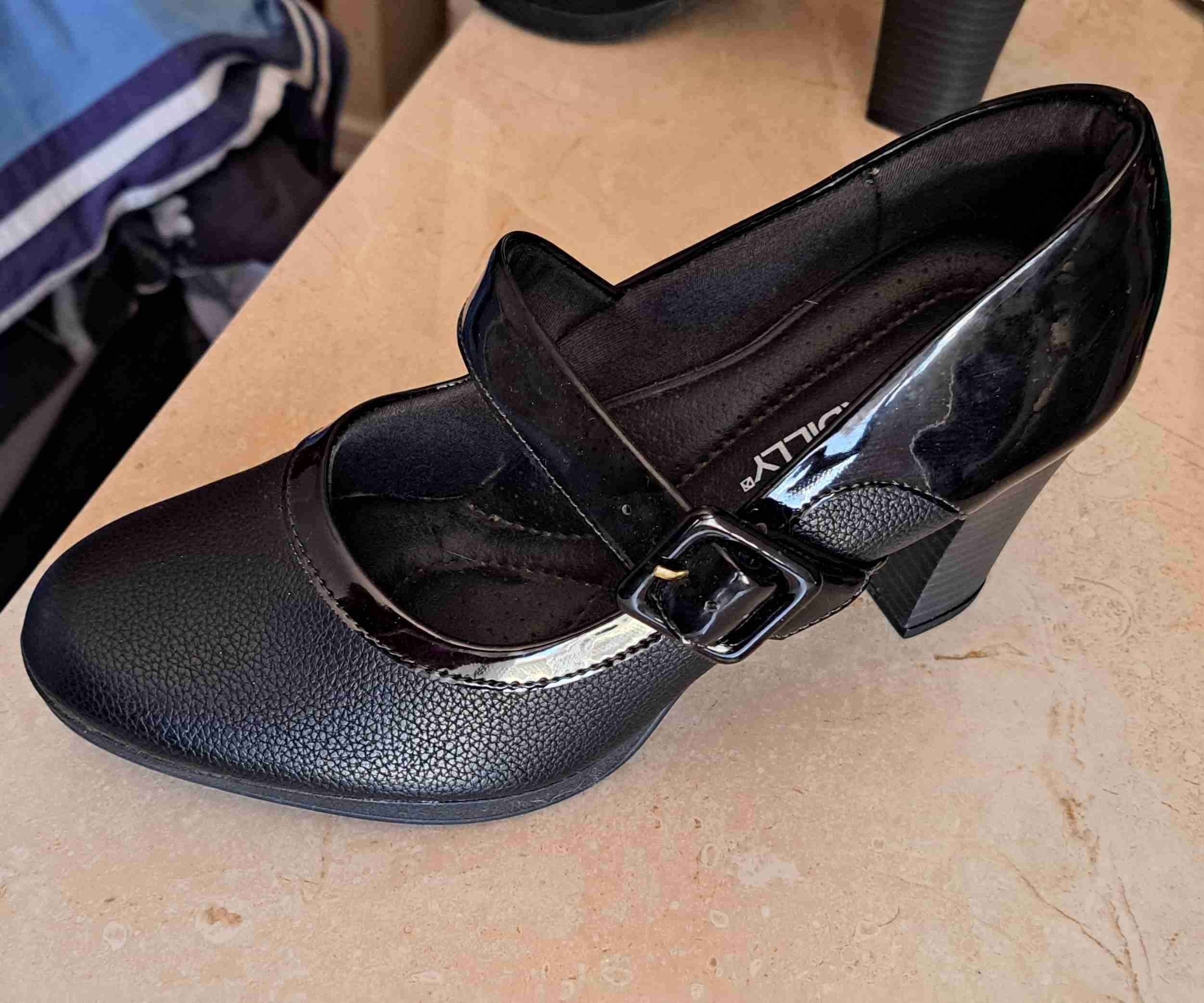 Zapato formal negro con hebilla