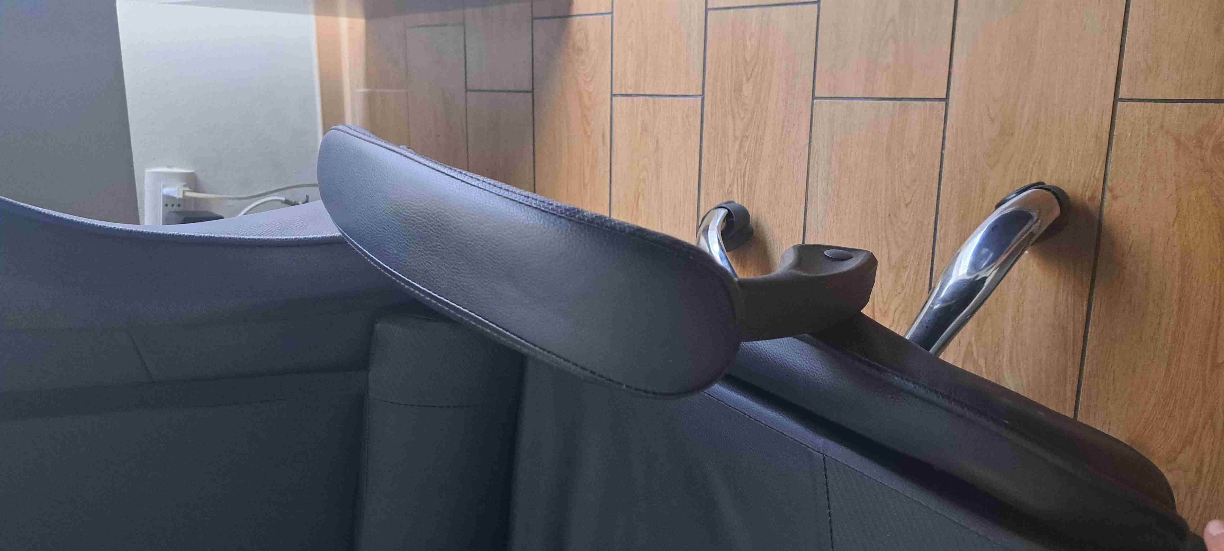 Silla gamer con reposa pies y masajeador - miniatura 4