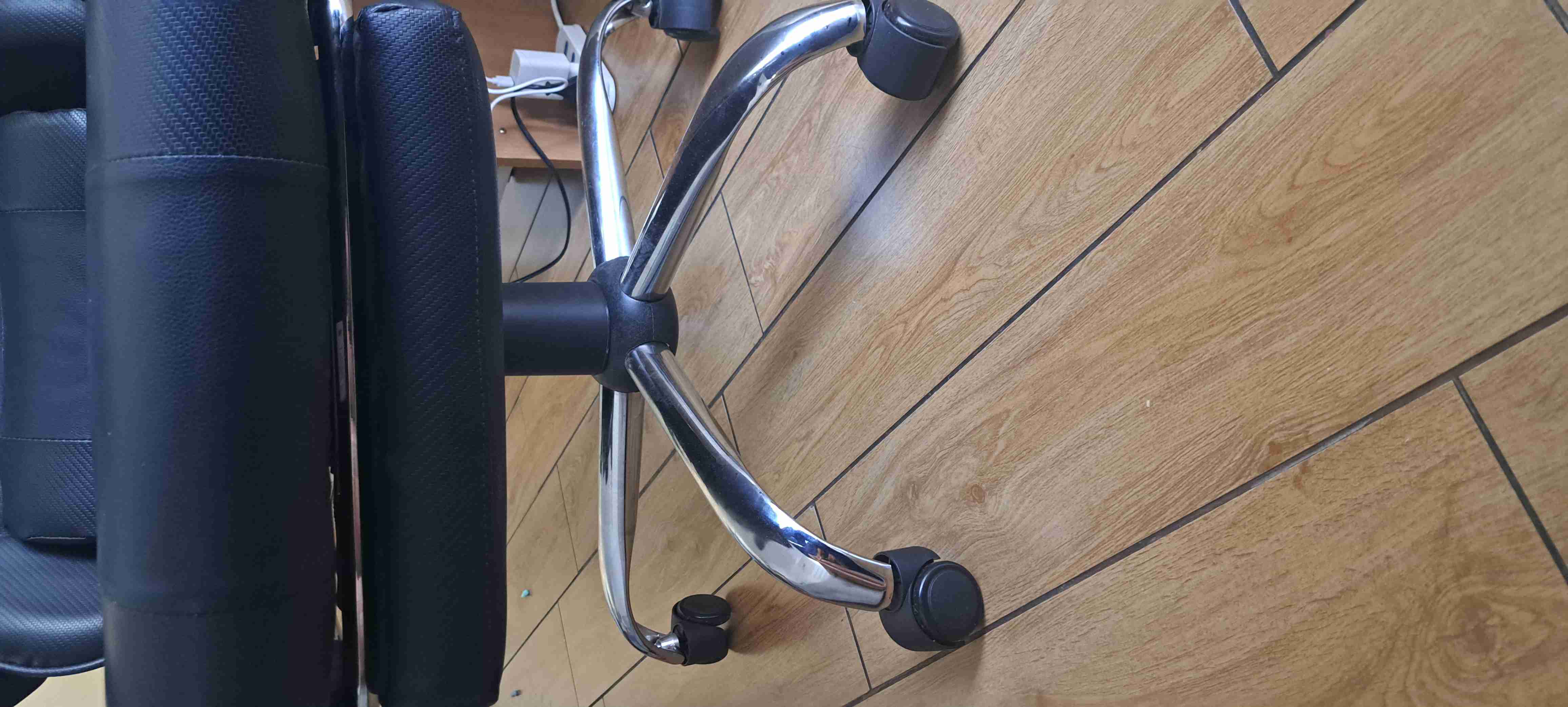 Silla gamer con reposa pies y masajeador - miniatura 6