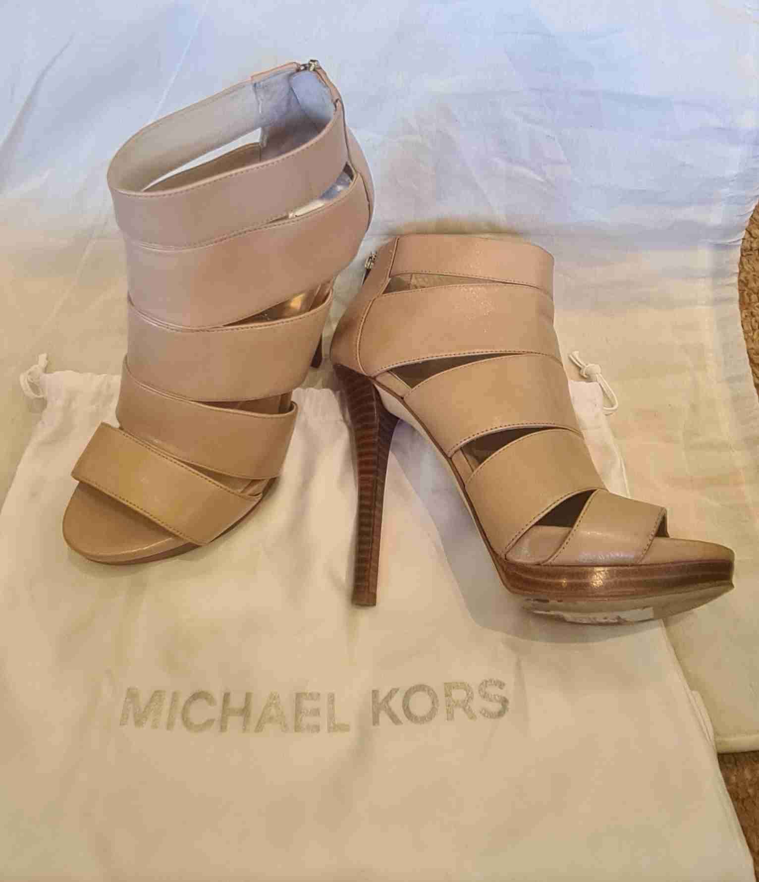 Tacones Michael Kors beige