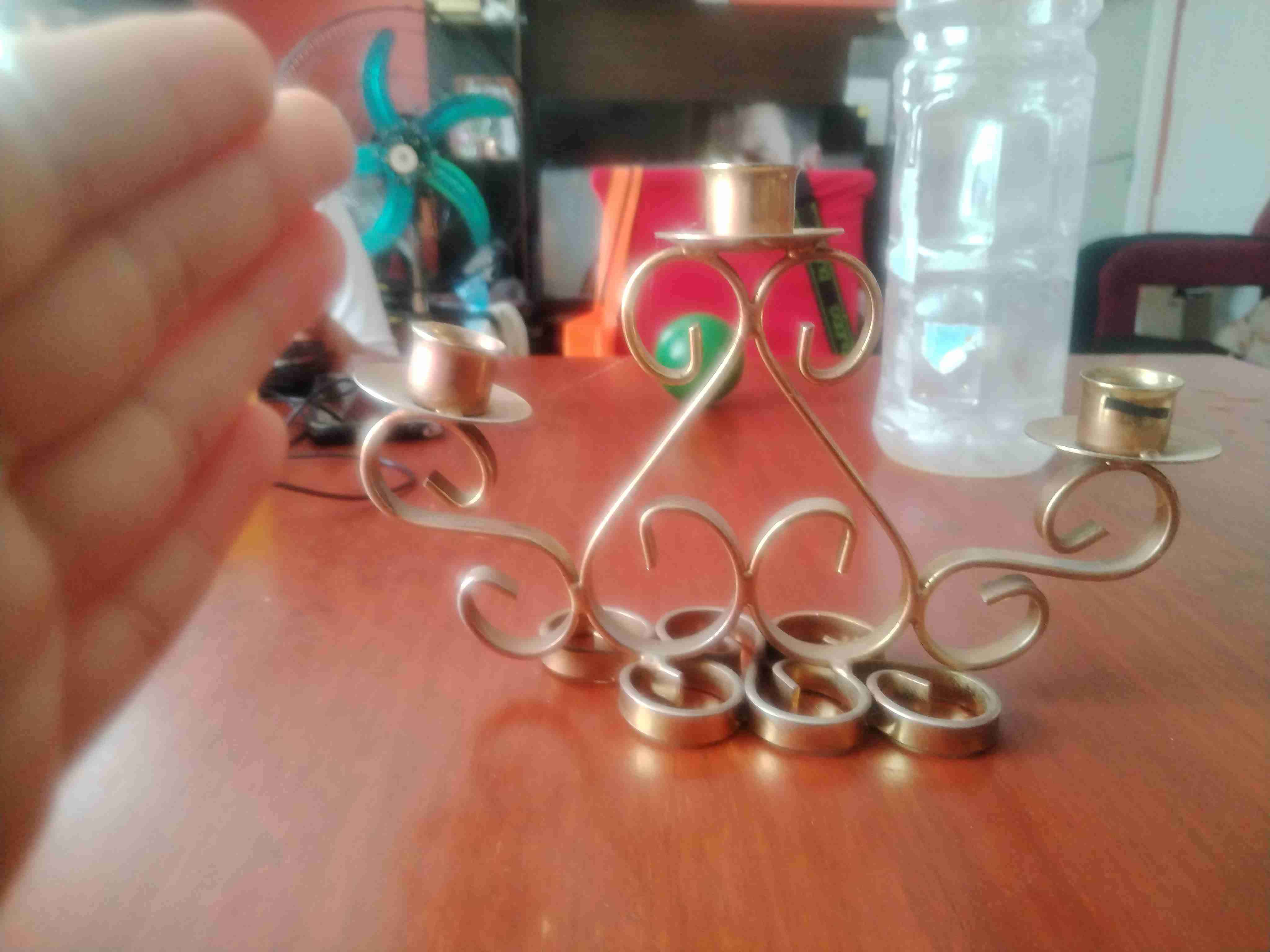 Candelabro de metal dorado