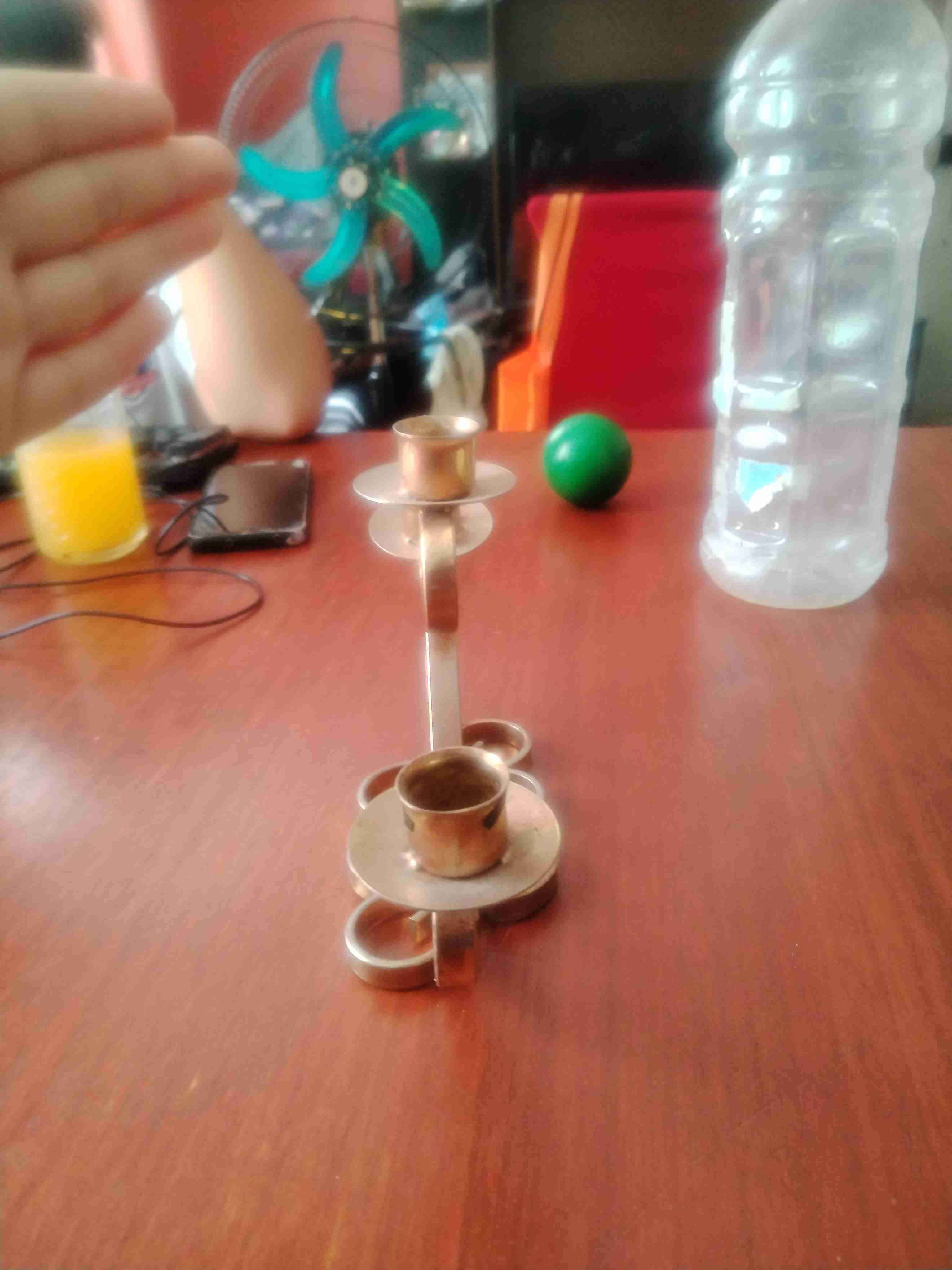 Candelabro de metal dorado - miniatura 2