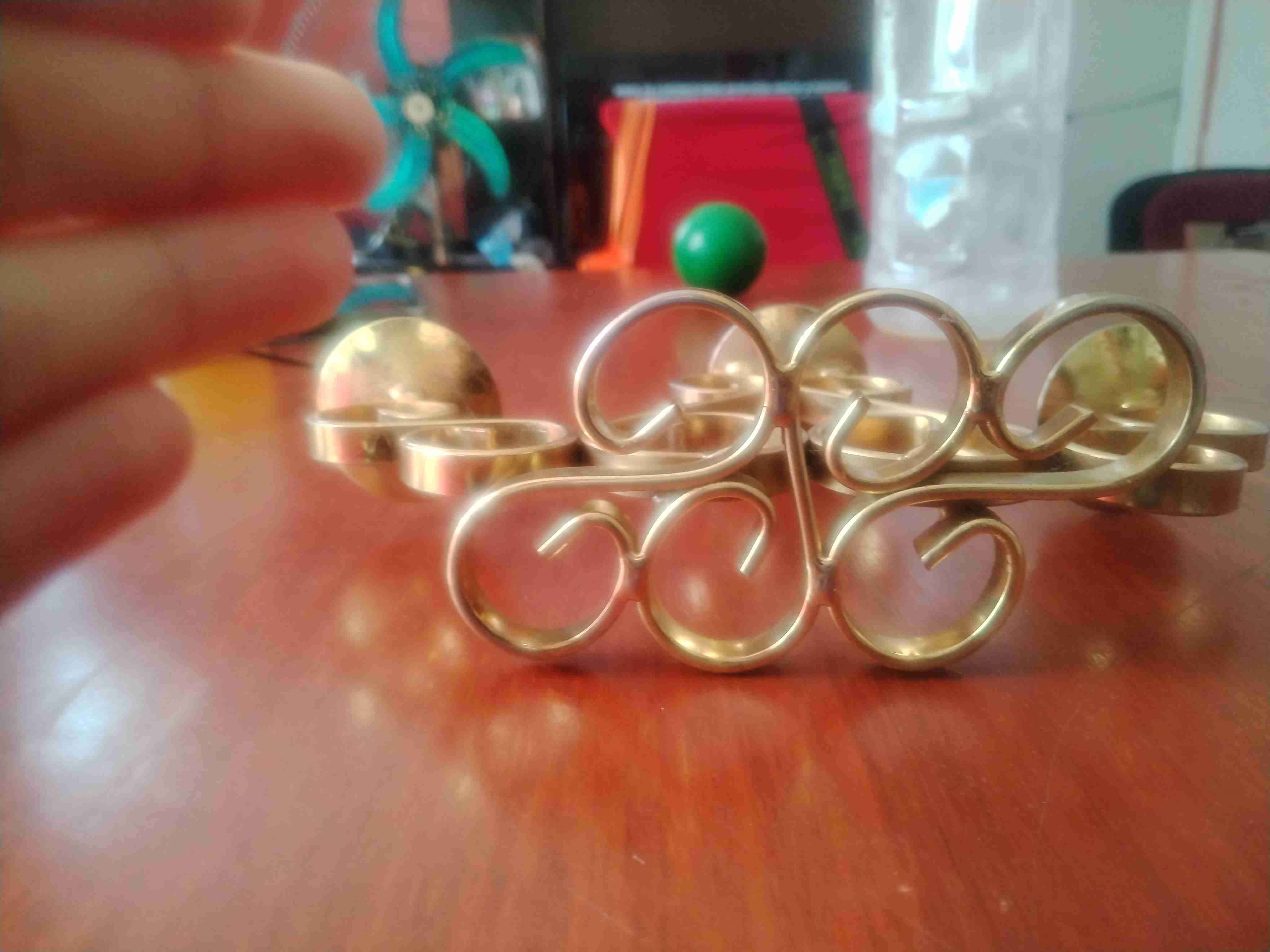 Candelabro de metal dorado - miniatura 5