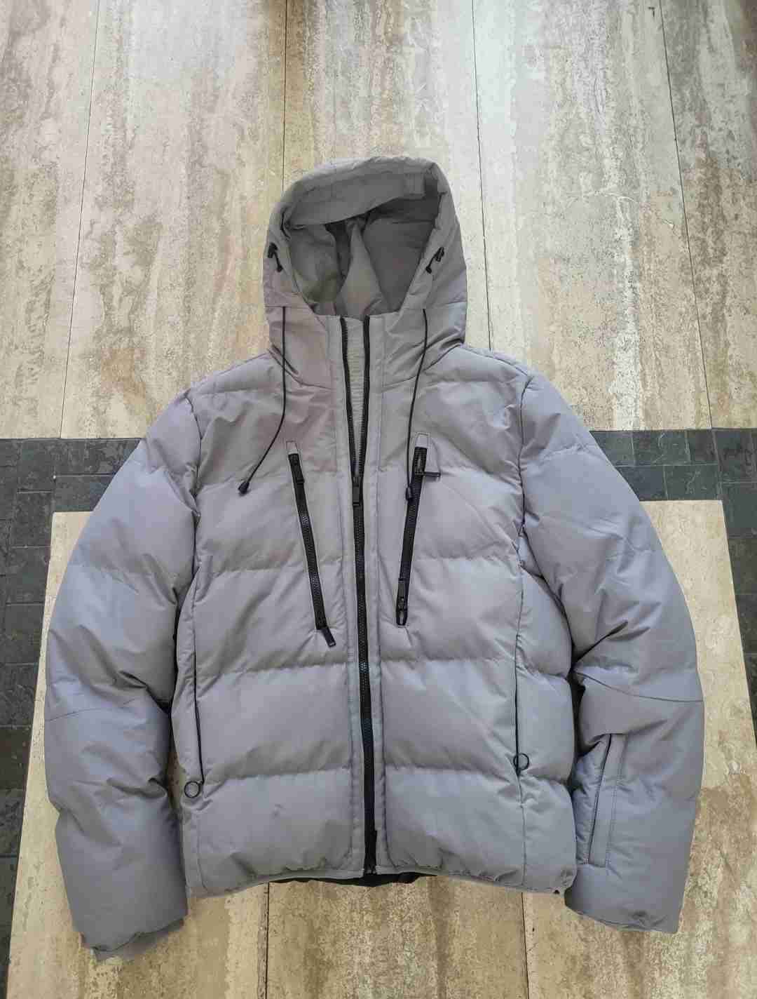 Chaqueta acolchada gris con capucha