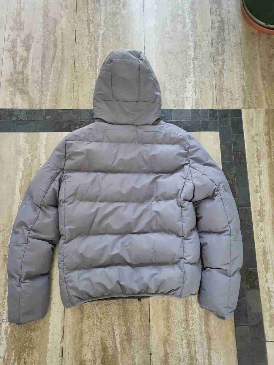 Chaqueta acolchada gris con capucha - miniatura 2