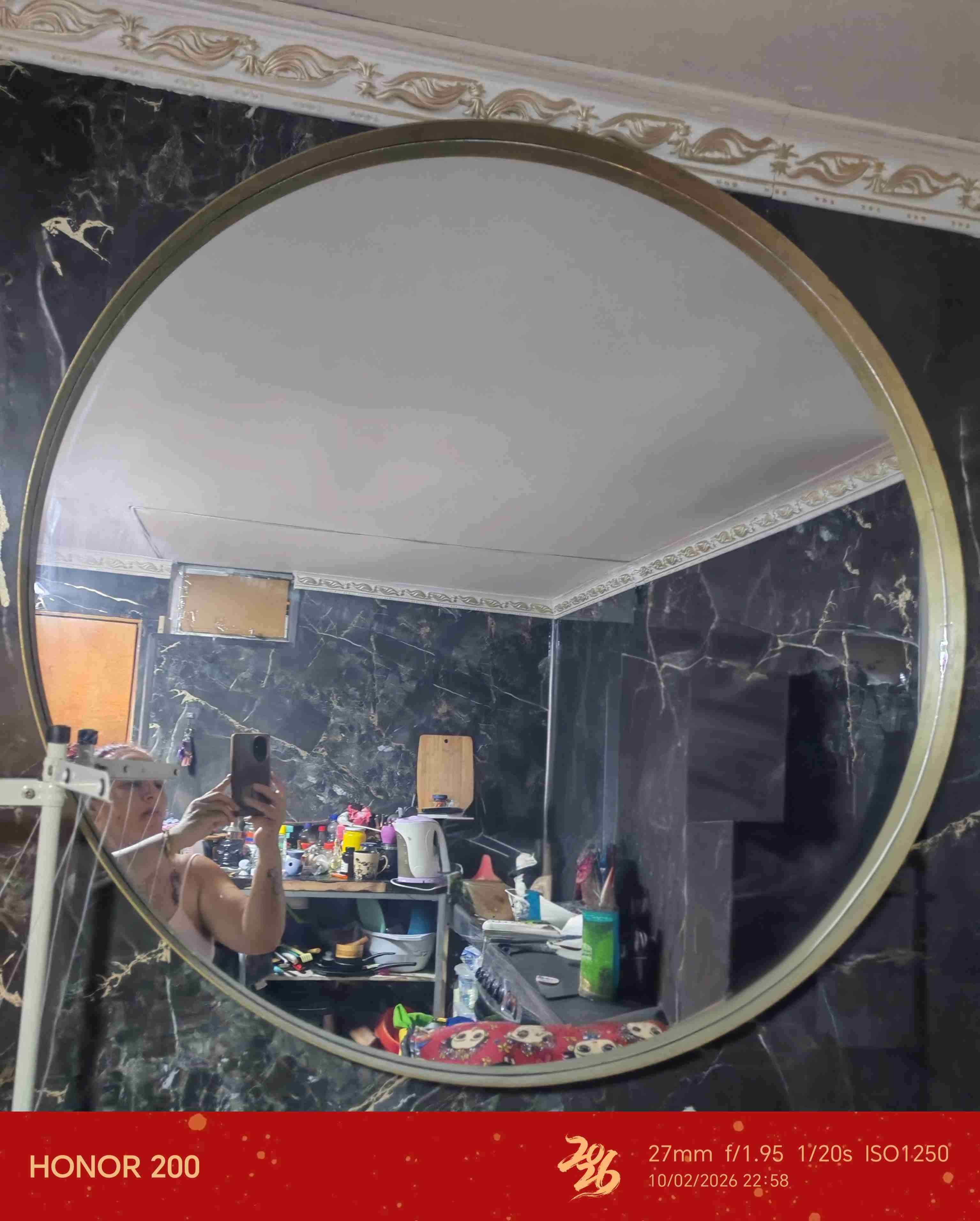 Espejo redondo grande con marco dorado