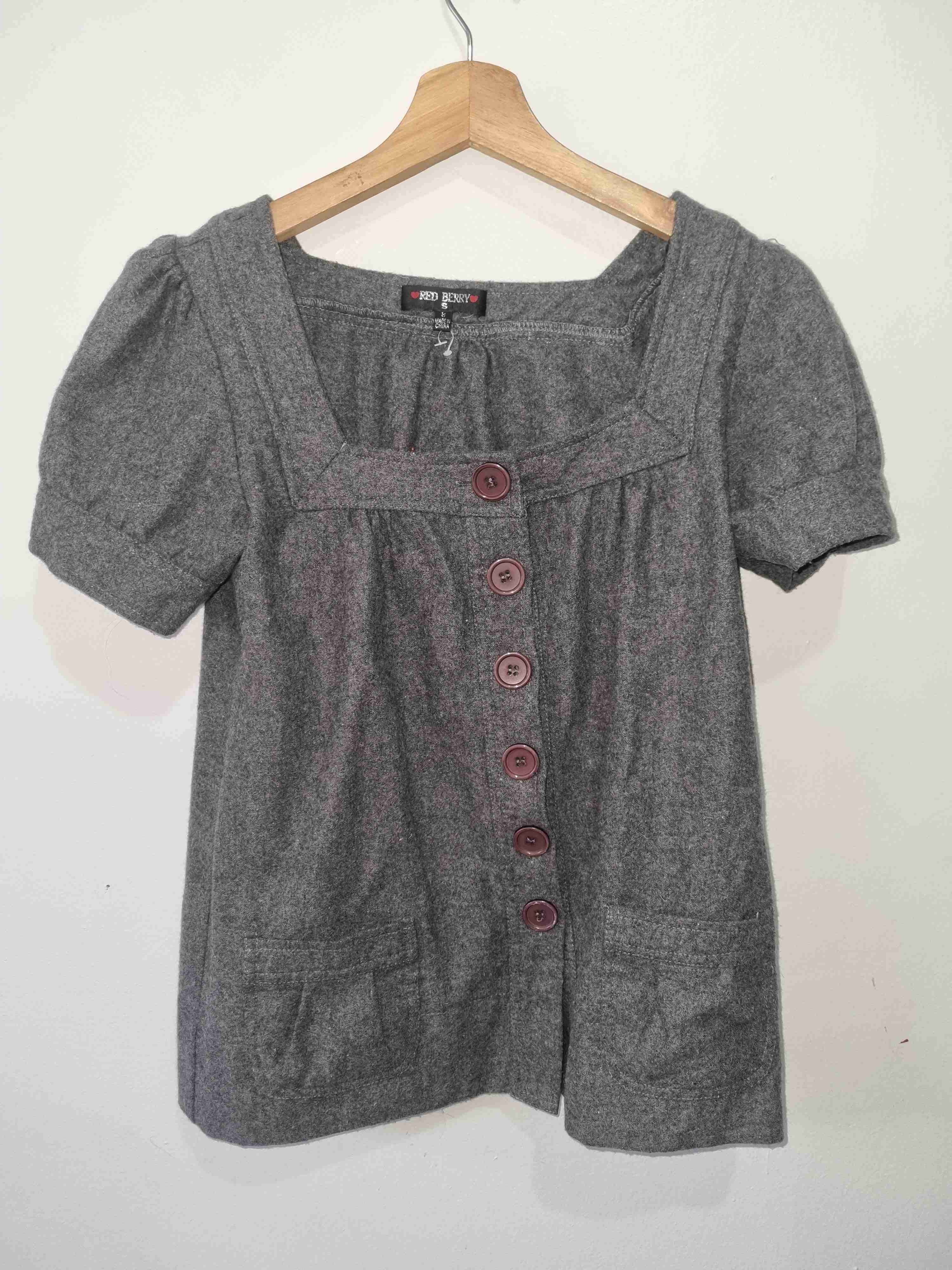 Blusa gris con botones