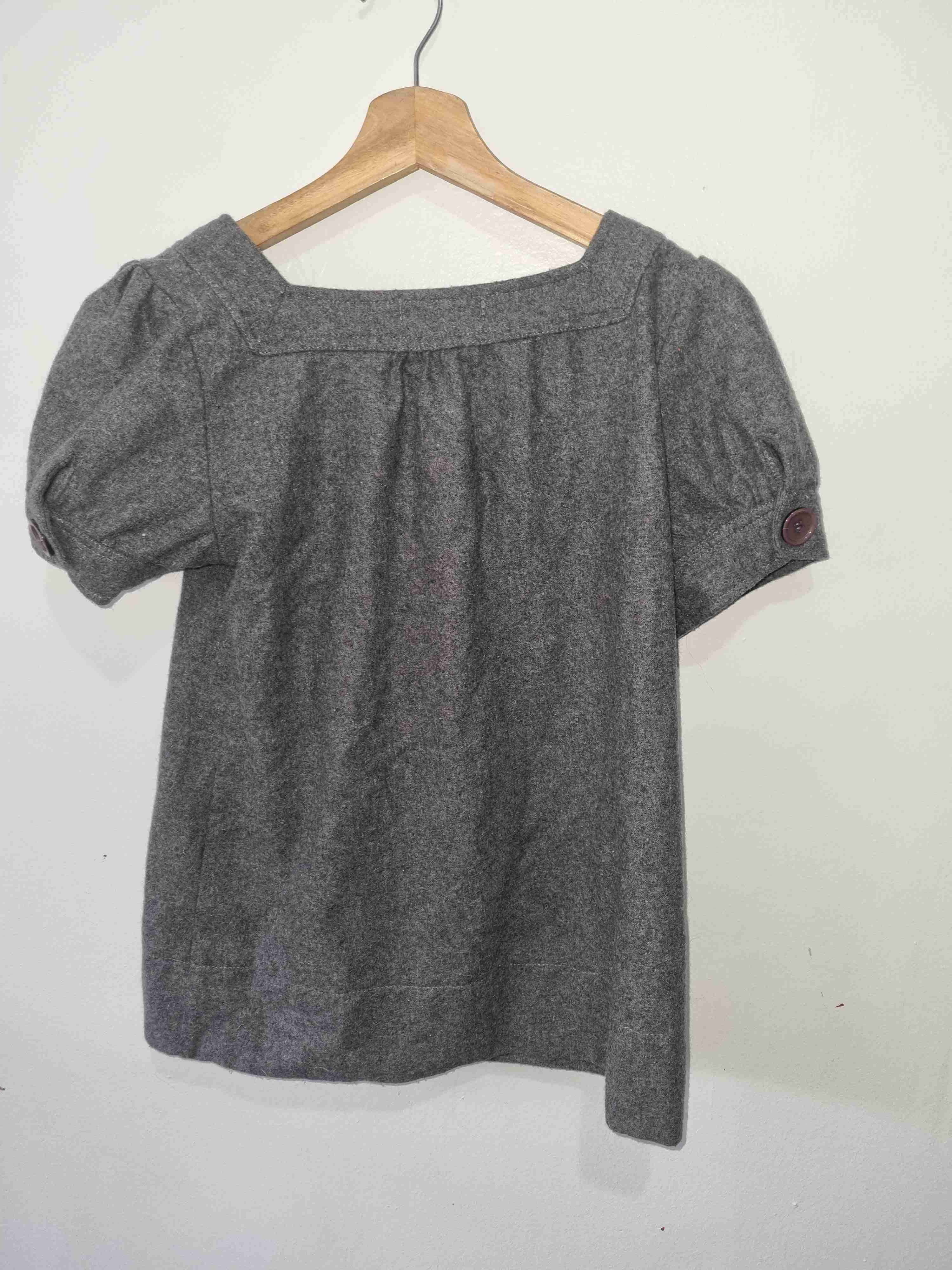 Blusa gris con botones - miniatura 2