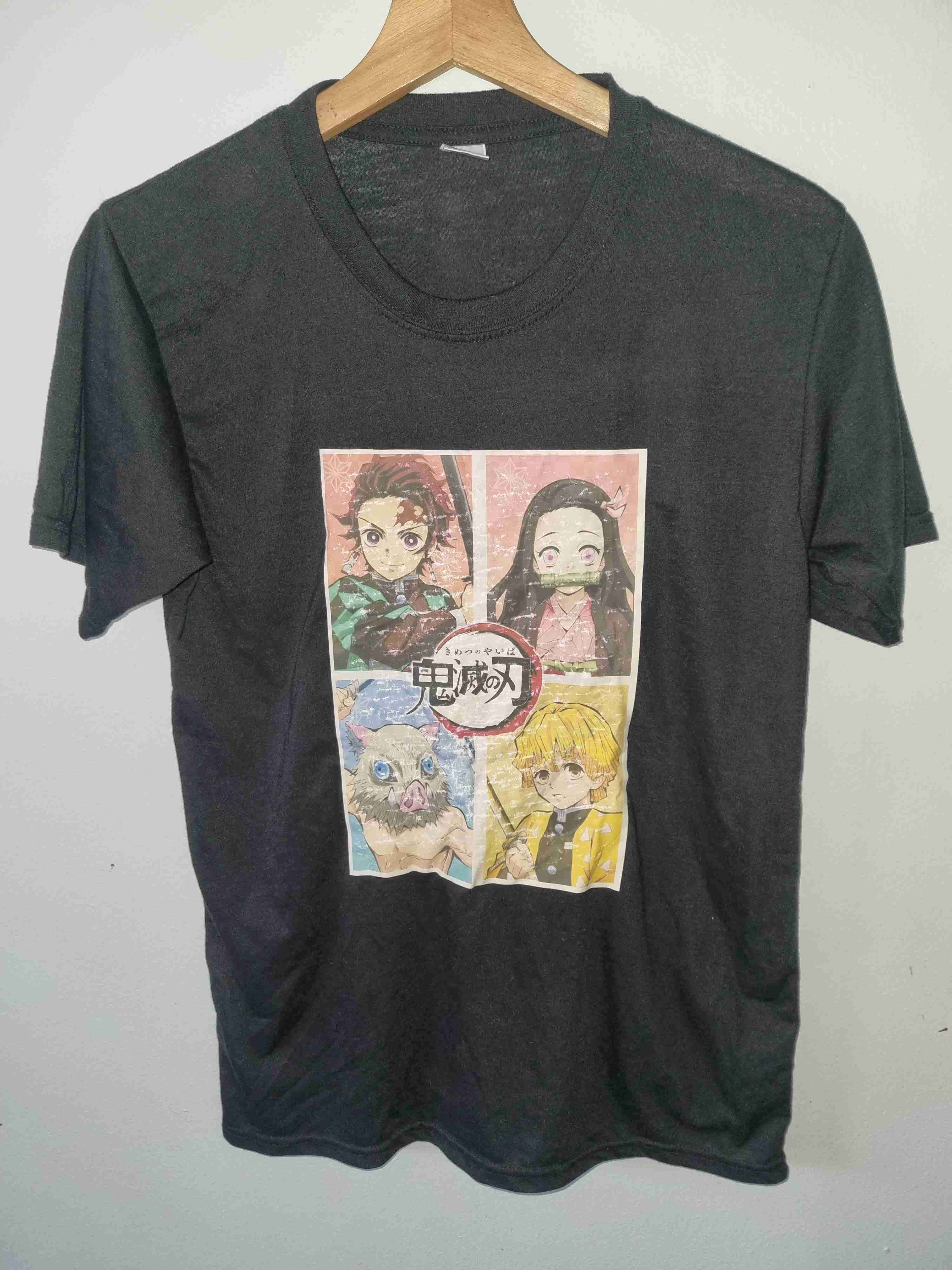 Polera negra anime estampada