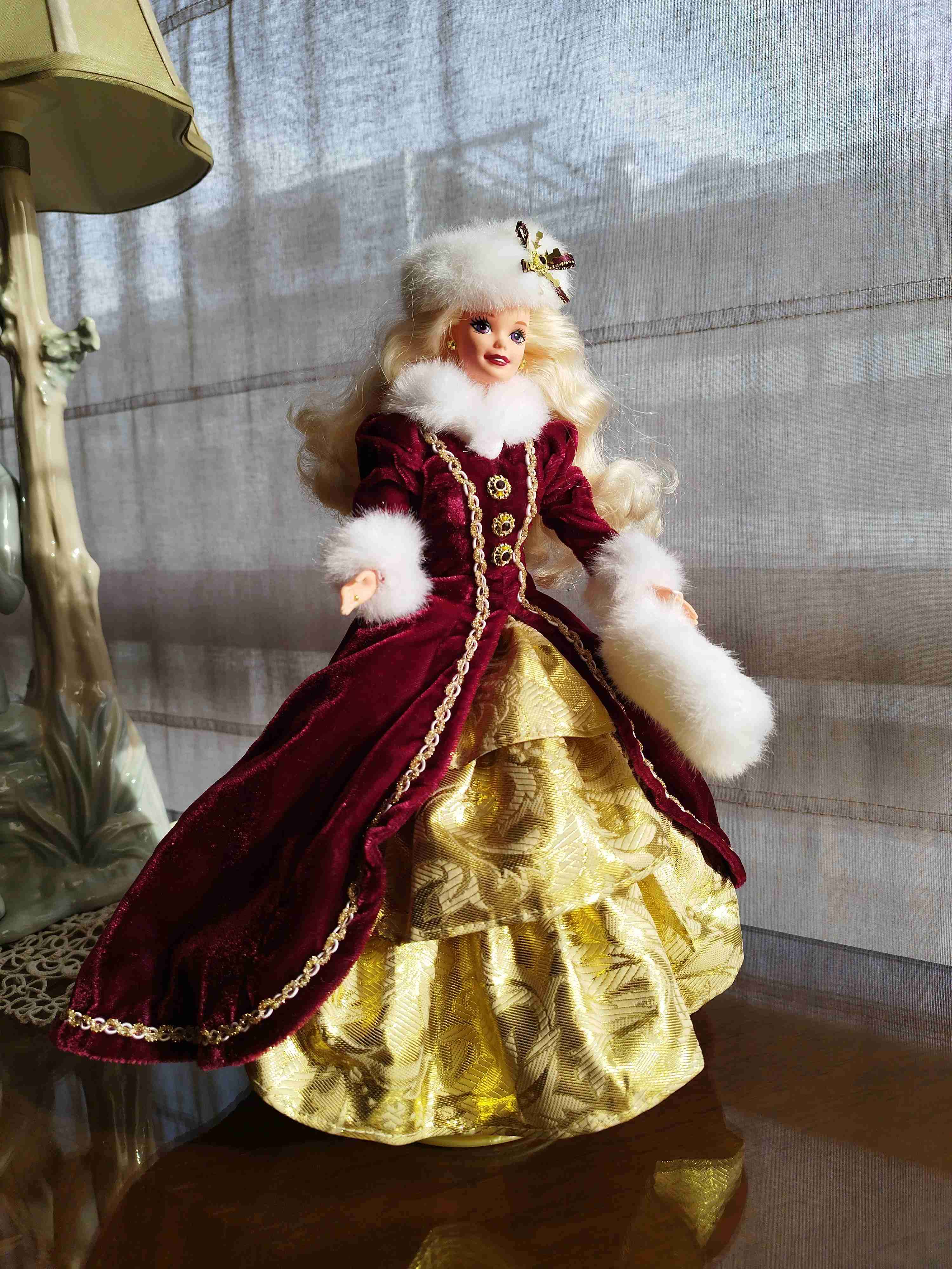 Barbie Edición Muñeca de colección con vestido roj - miniatura 2