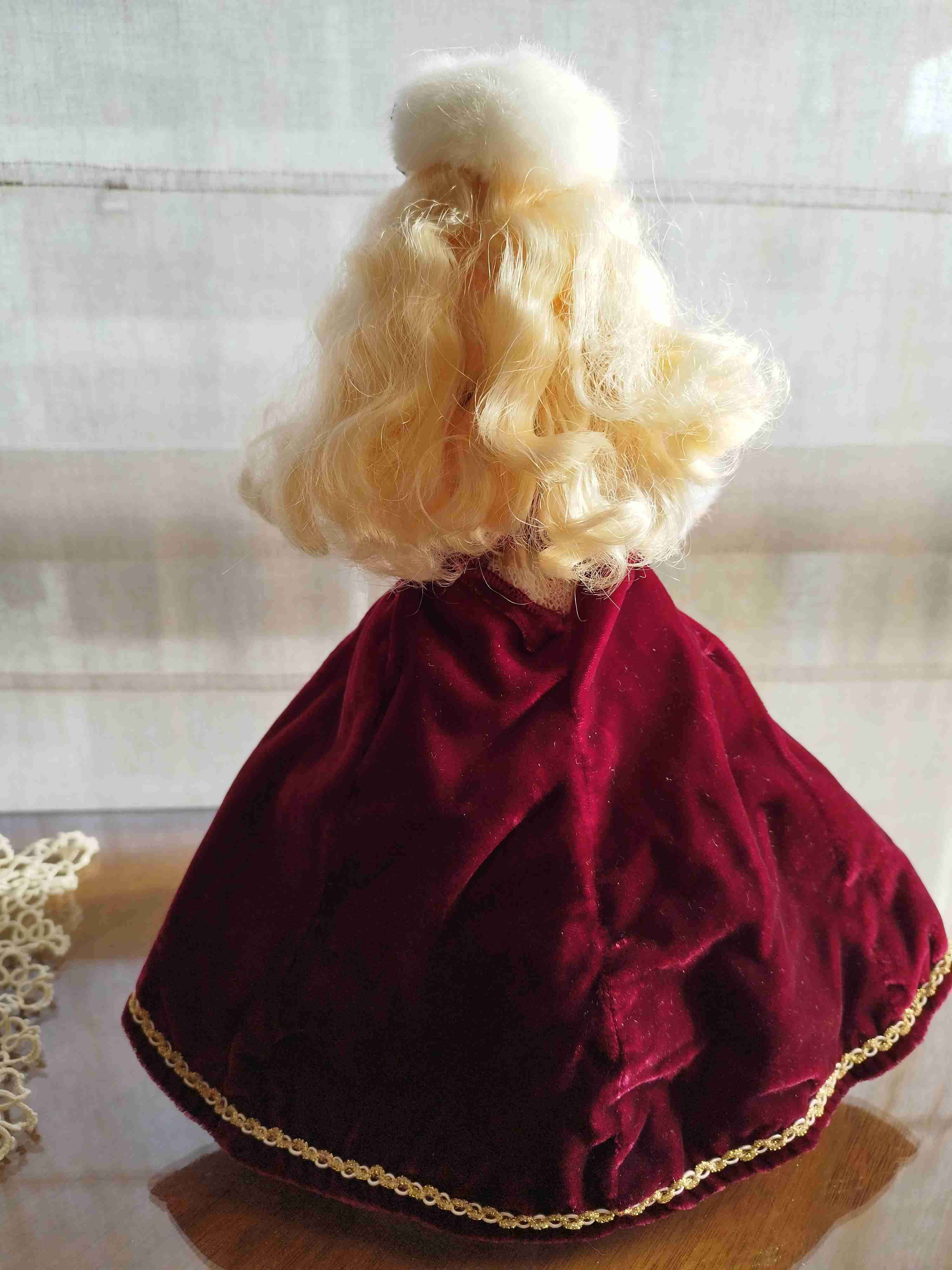 Barbie Edición Muñeca de colección con vestido roj - miniatura 3