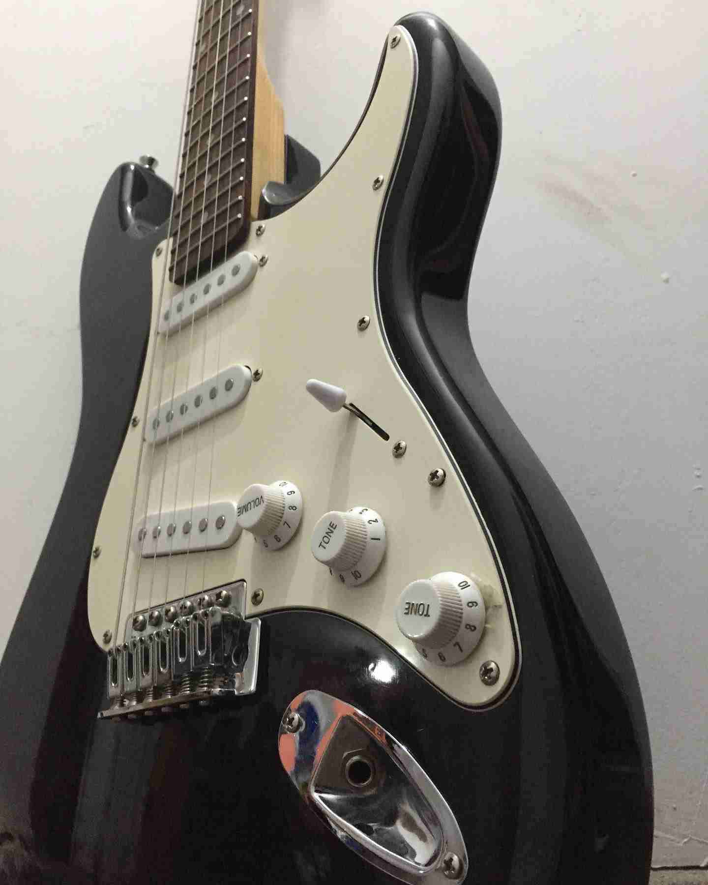 Guitarra eléctrica con Amplificador marca Freeman - miniatura 2