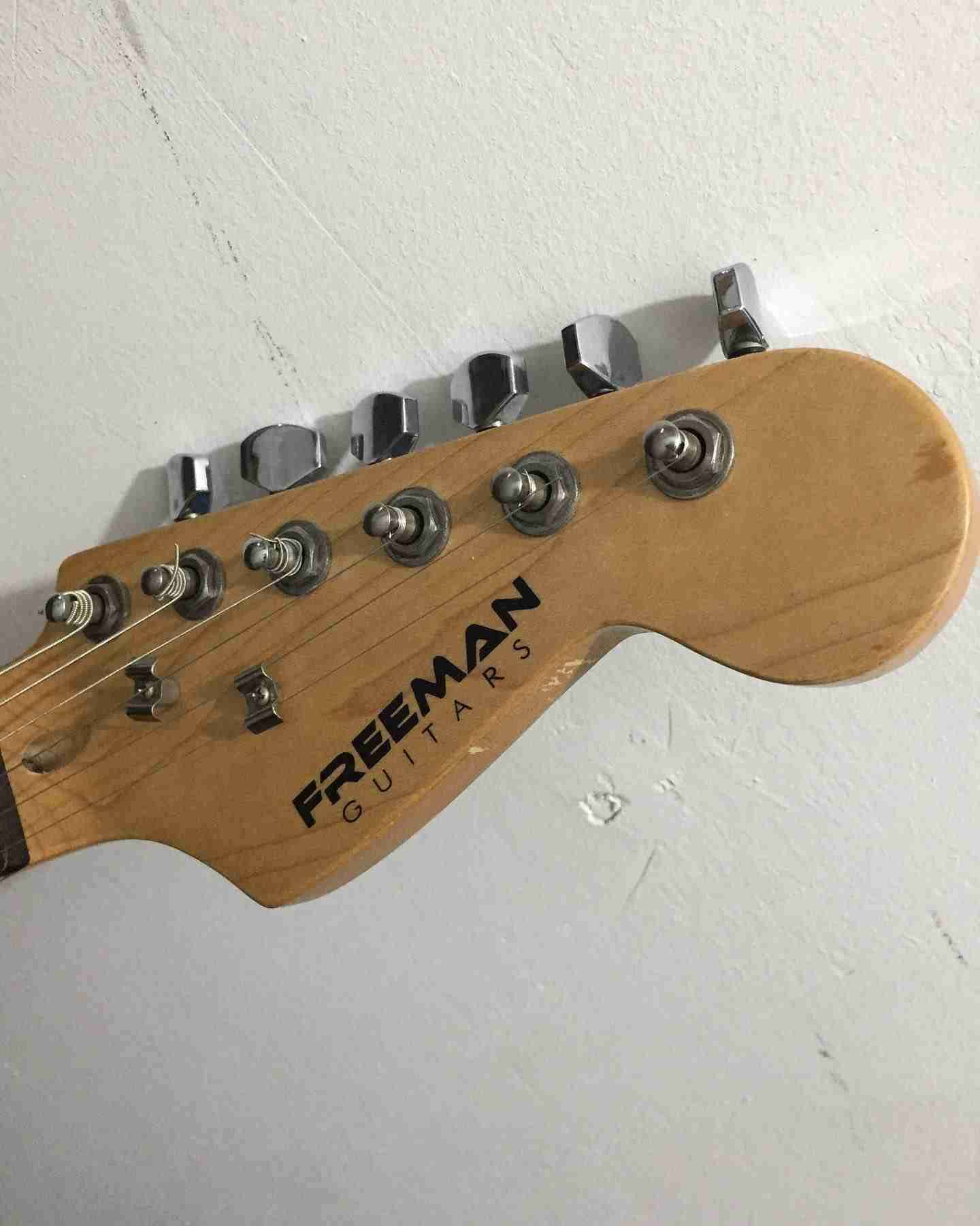 Guitarra eléctrica con Amplificador marca Freeman - miniatura 4