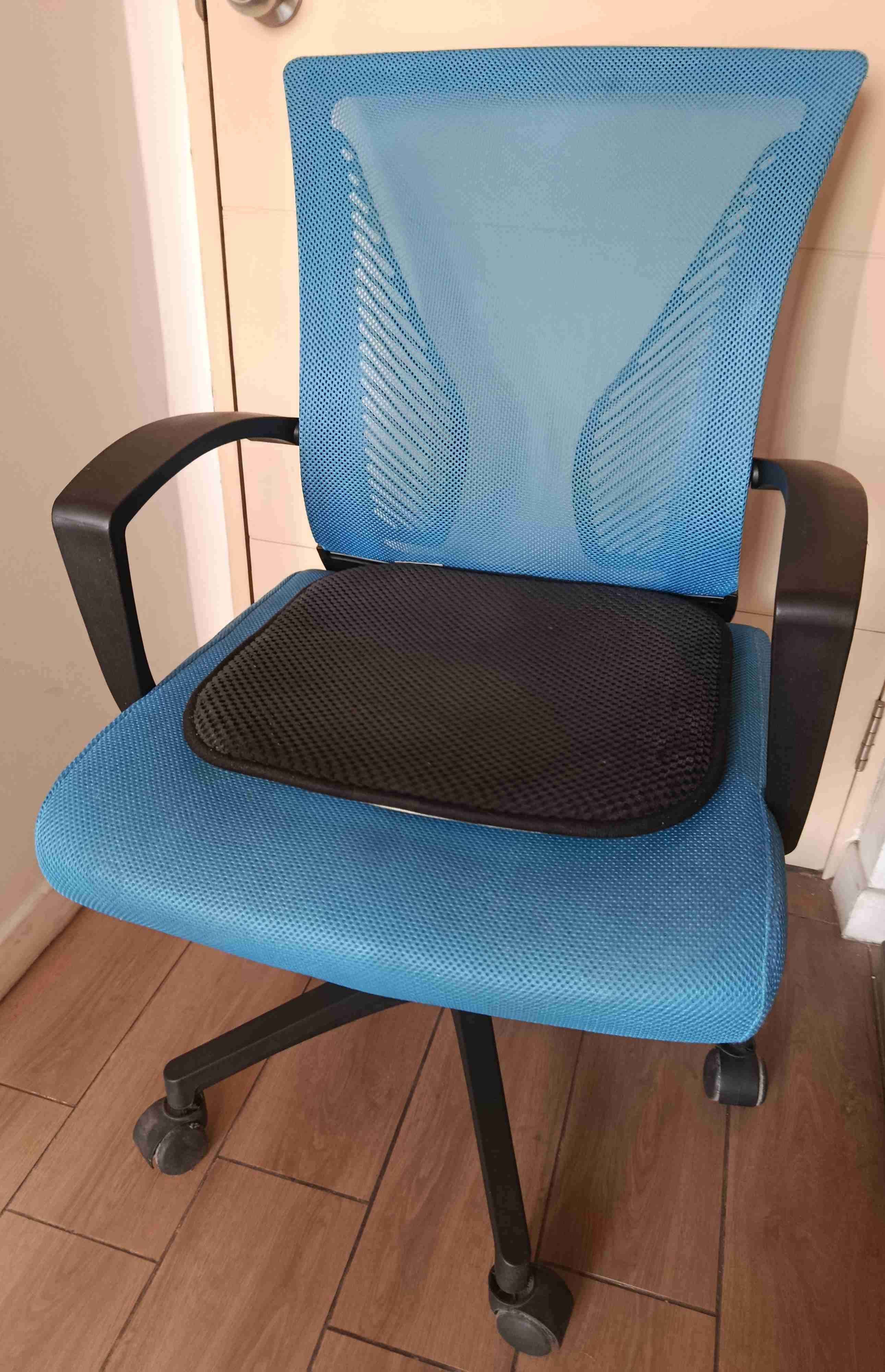 Silla de oficina azul con ruedas