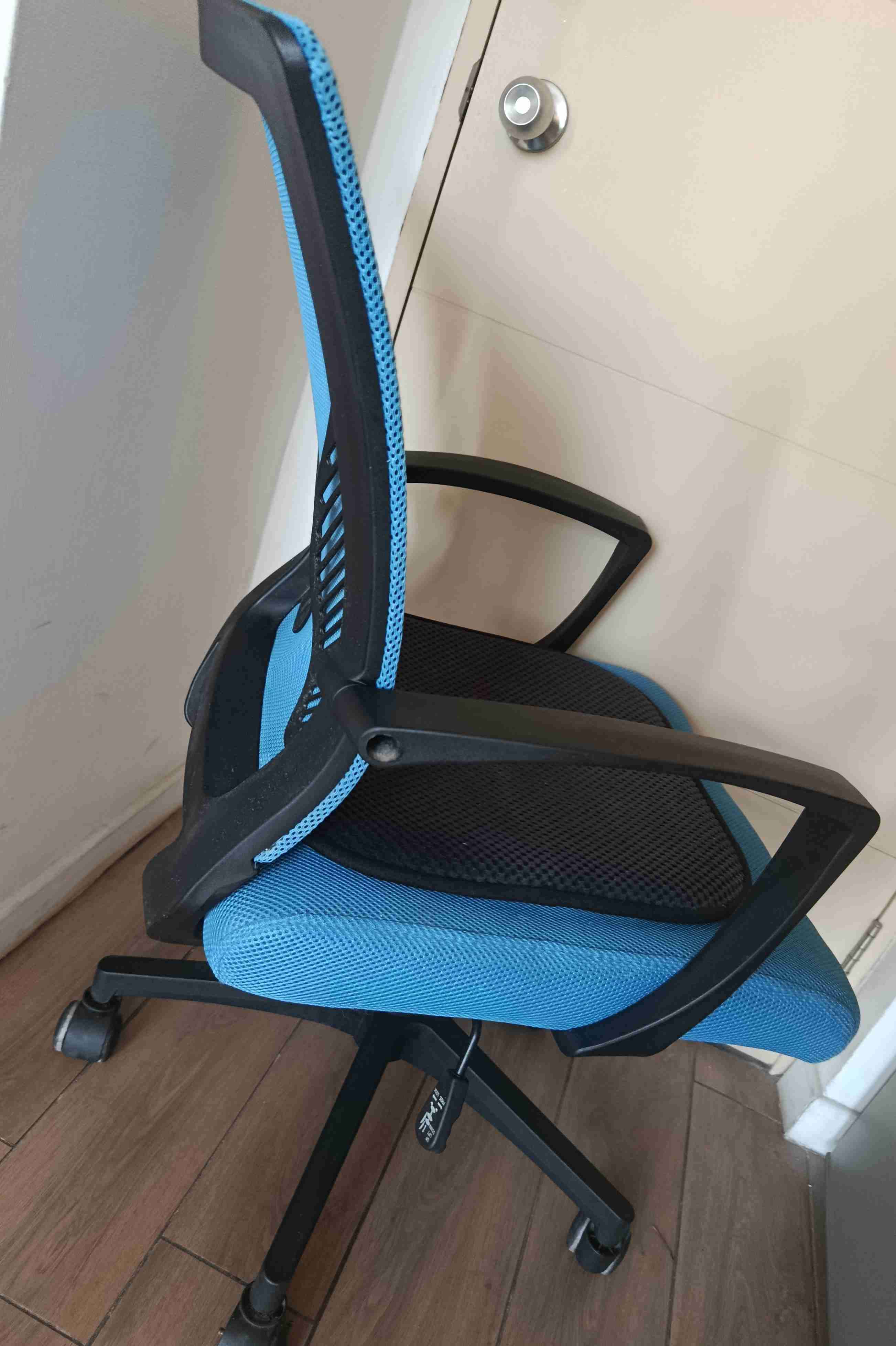 Silla de oficina azul con ruedas - miniatura 2