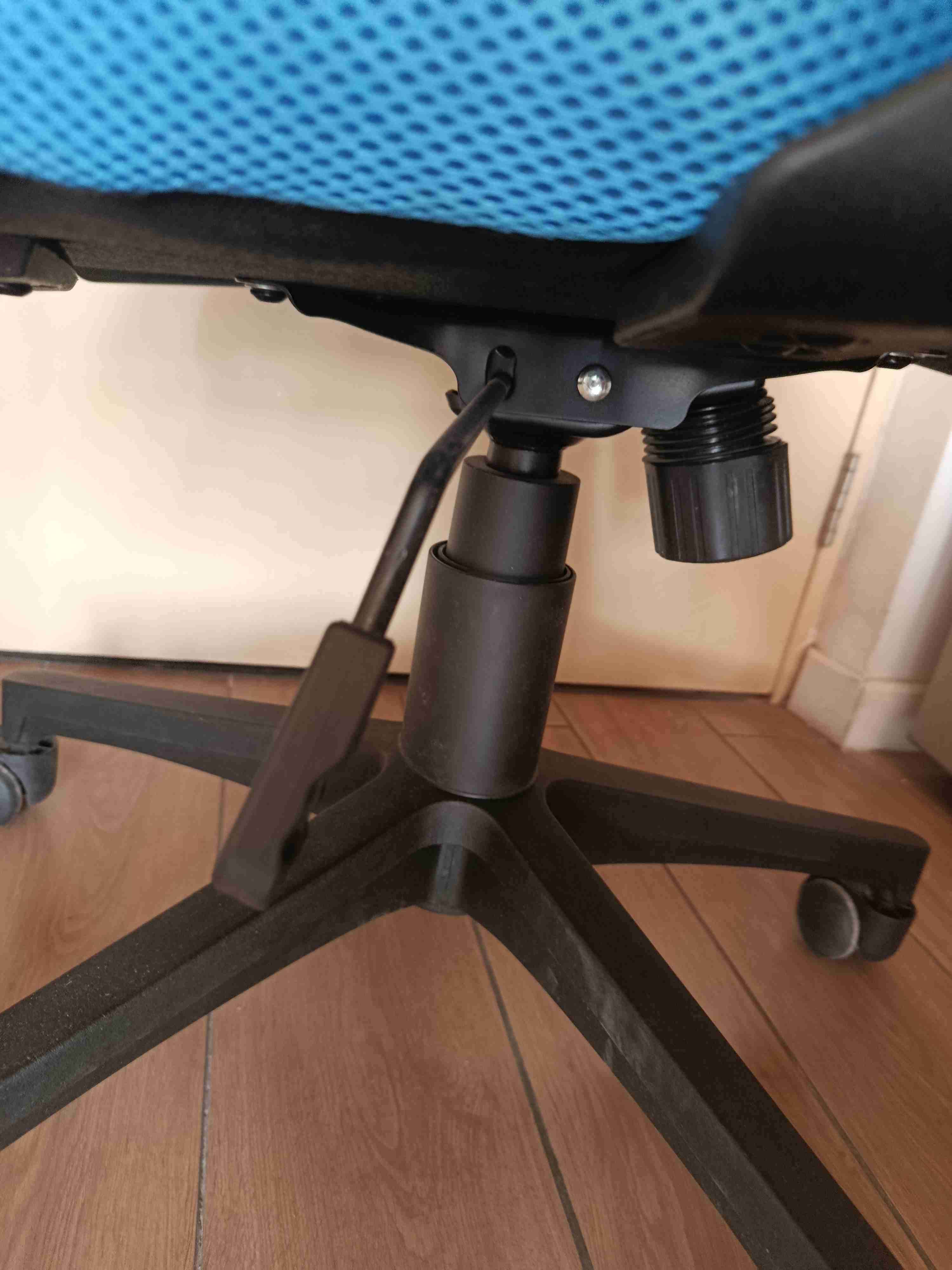 Silla de oficina azul con ruedas - miniatura 4