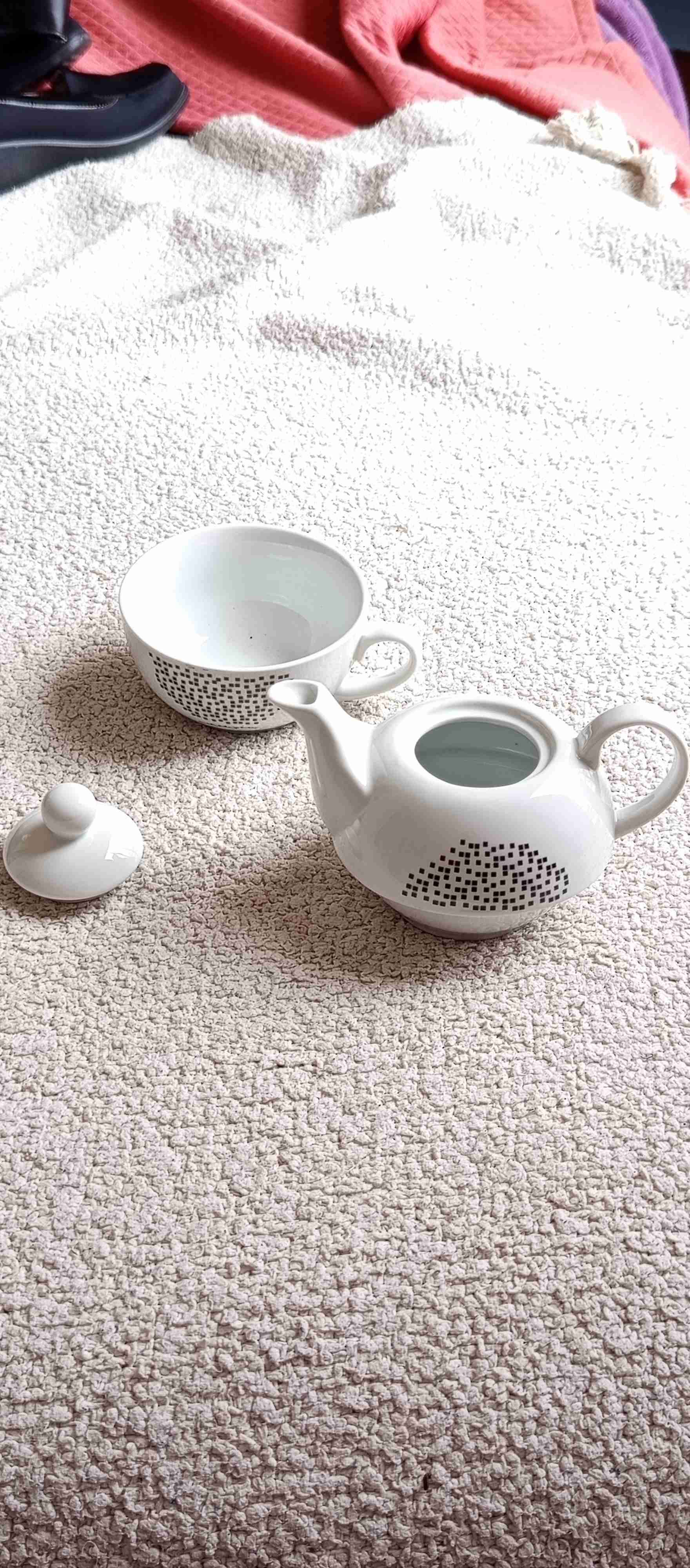 Tetera y taza de cerámica blanca