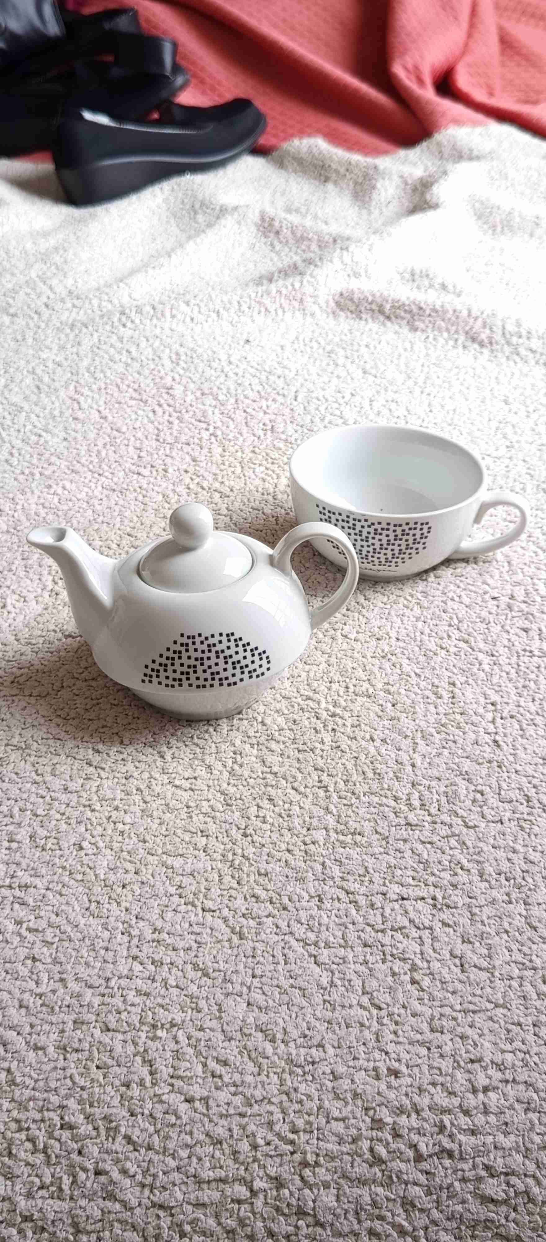 Tetera y taza de cerámica blanca - miniatura 2