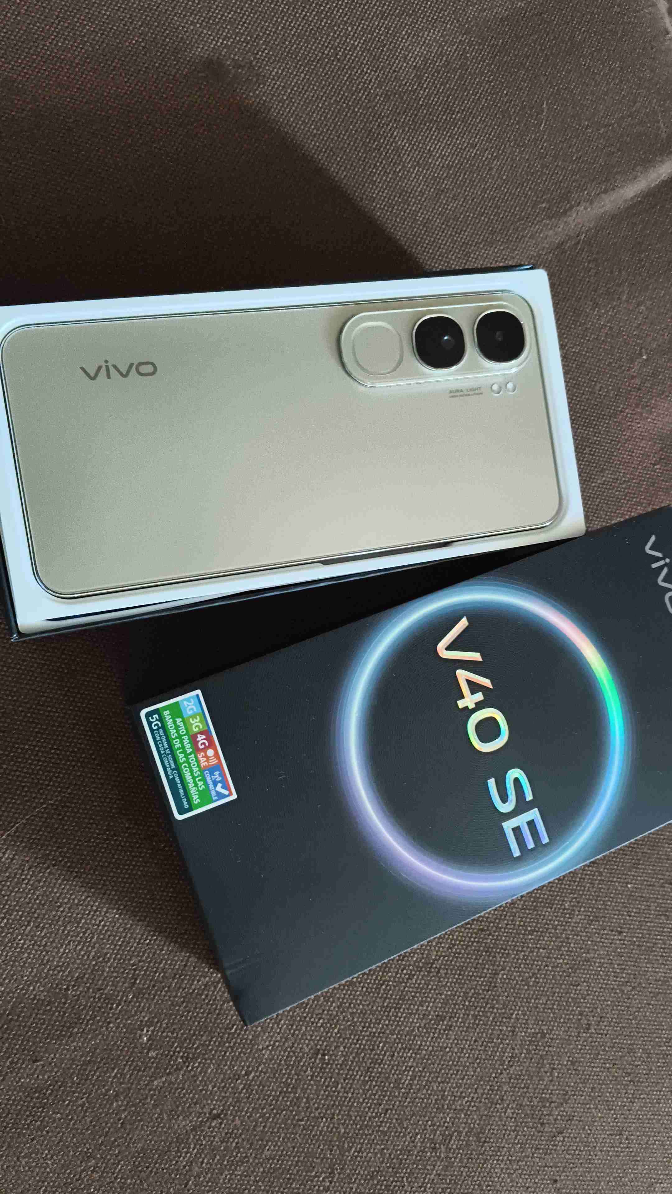 Smartphone Vivo V40 SE dorado