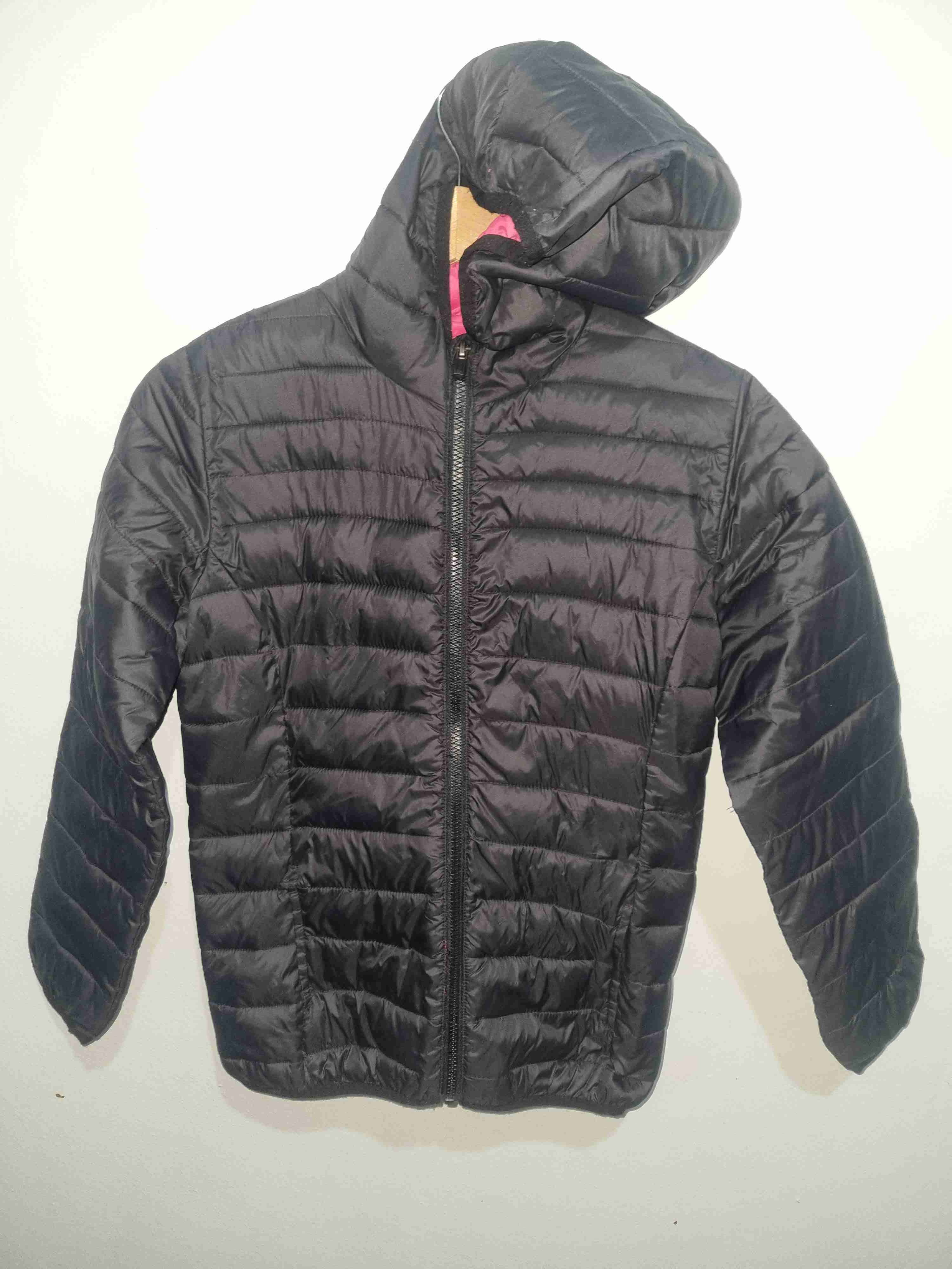 Chaqueta inflada negra con capucha