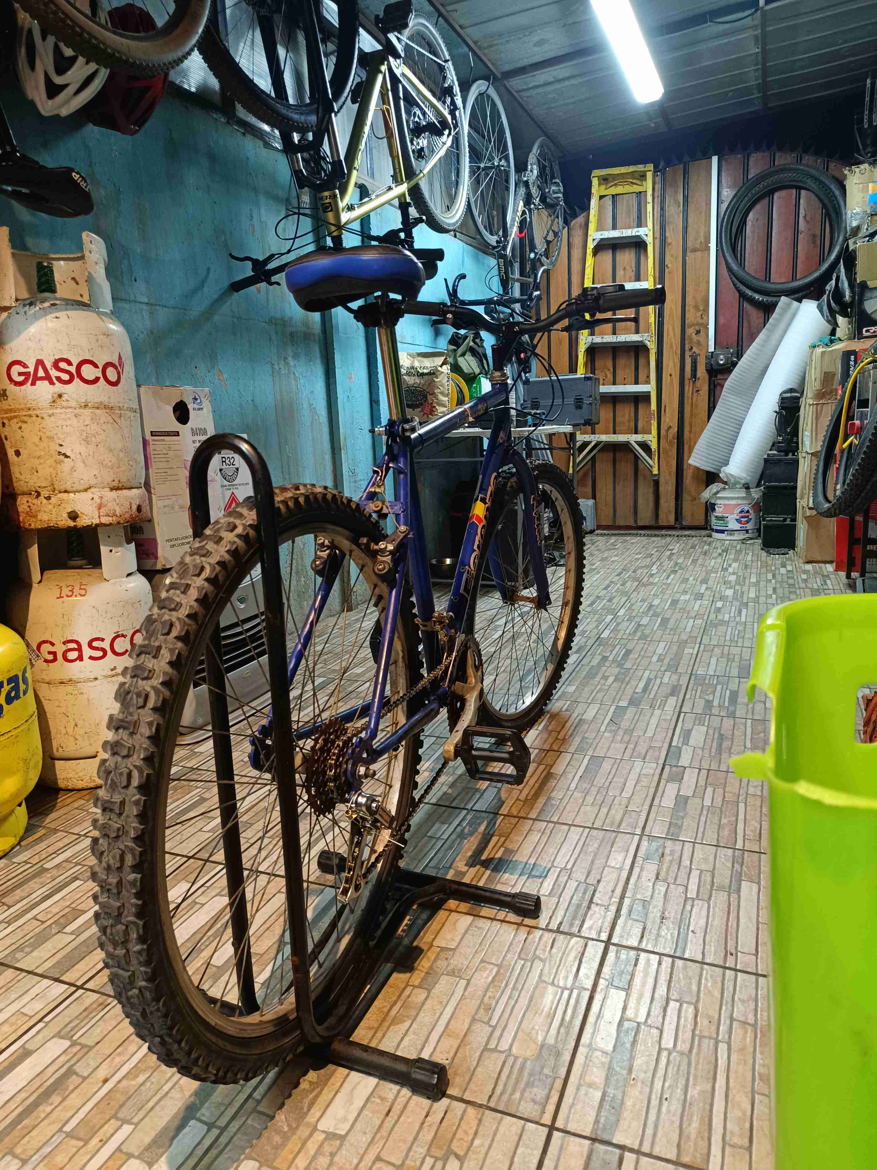 Bicicleta de ciudad azul - miniatura 2