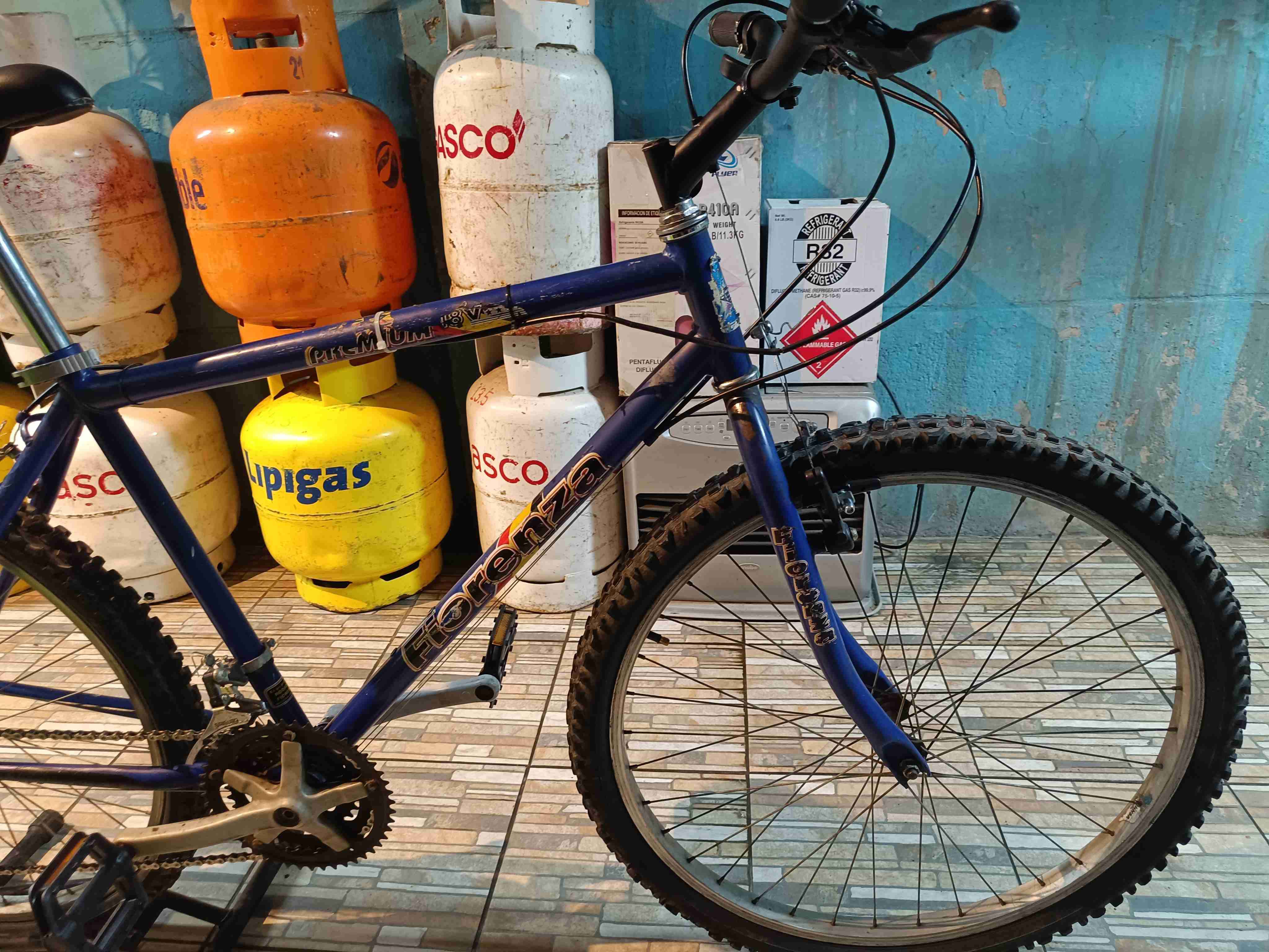 Bicicleta de ciudad azul - miniatura 3