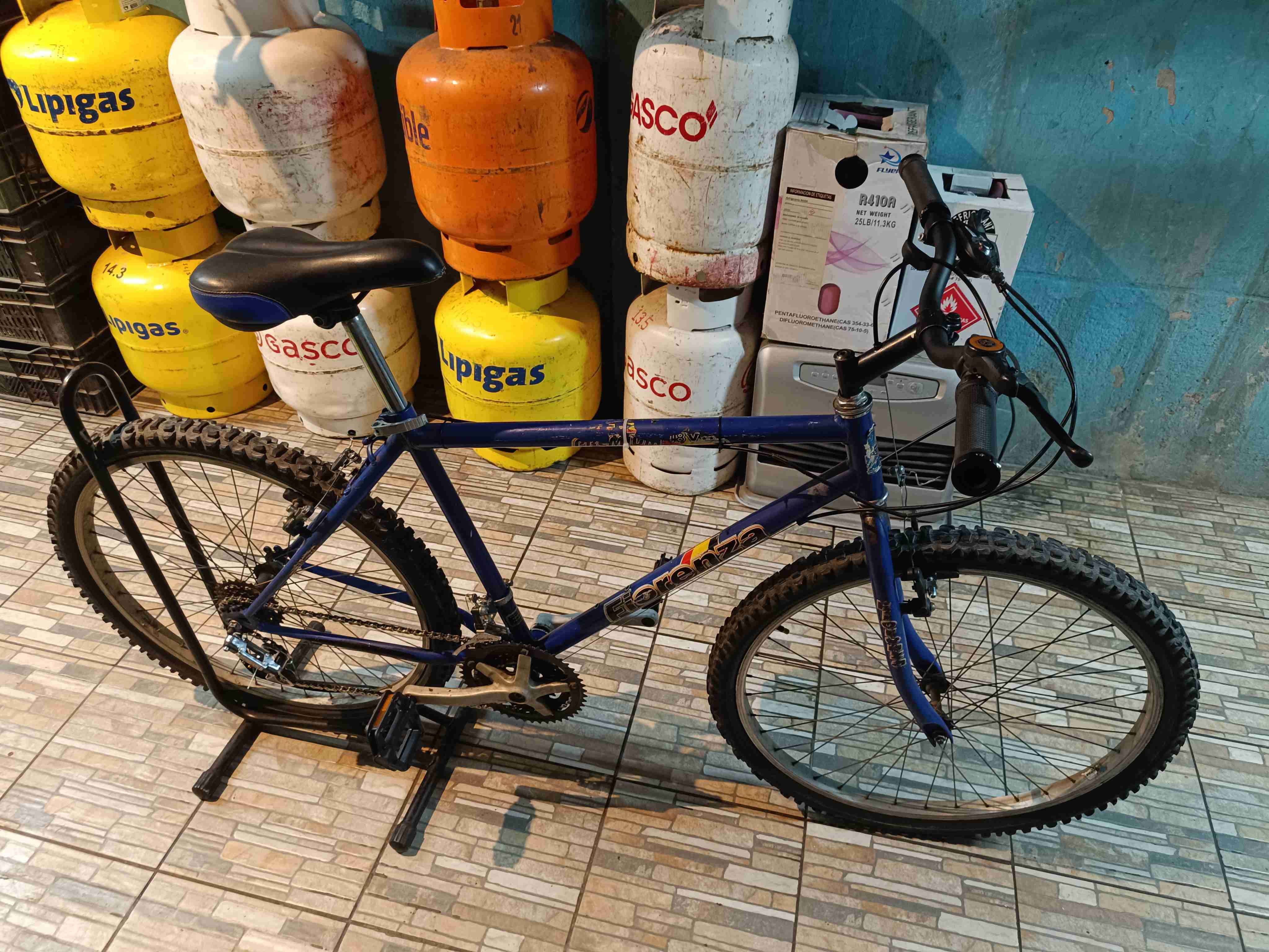 Bicicleta de ciudad azul - miniatura 4