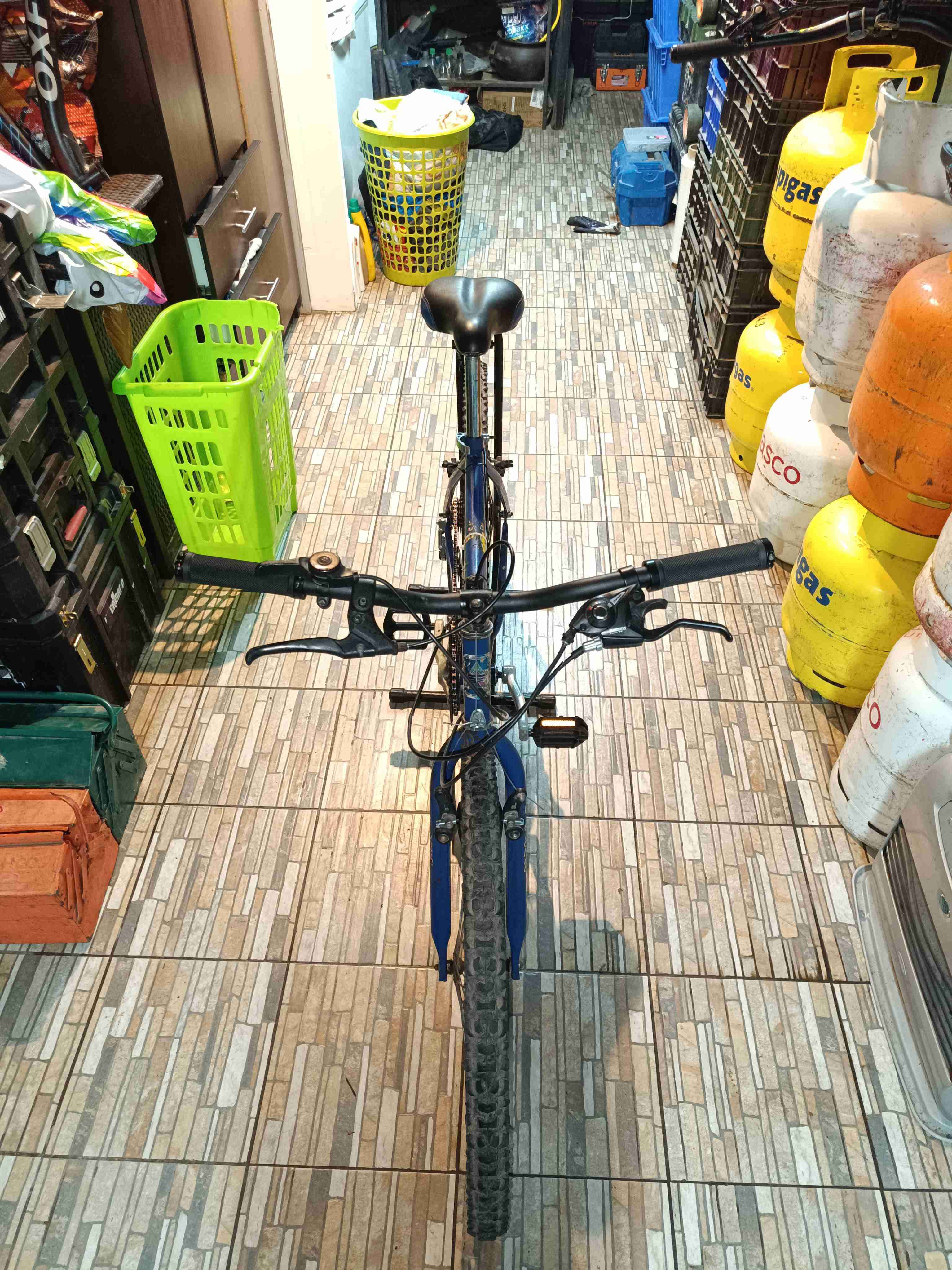 Bicicleta de ciudad azul - miniatura 5