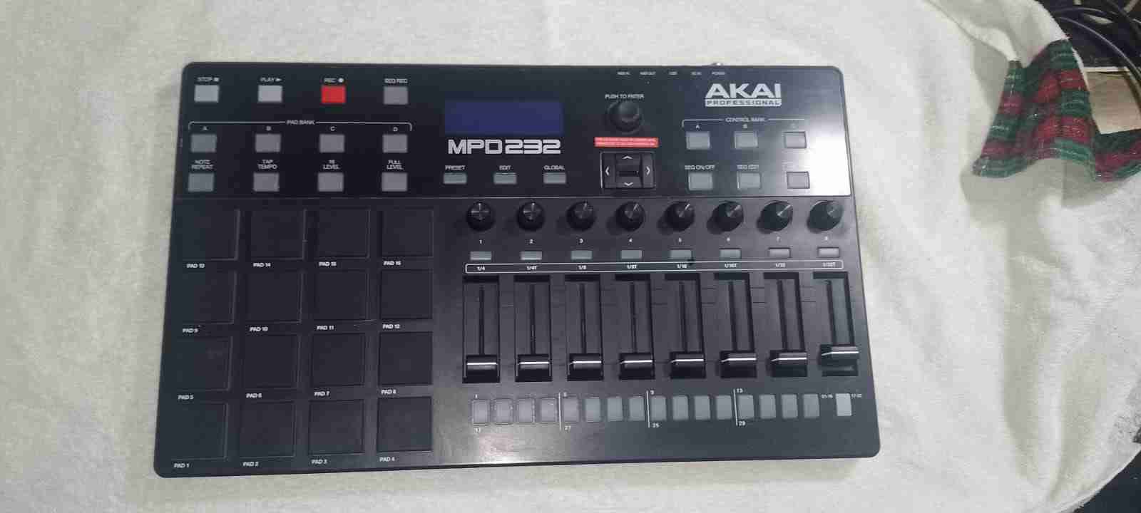 Controlador MIDI AKAI MPD232 - miniatura 4