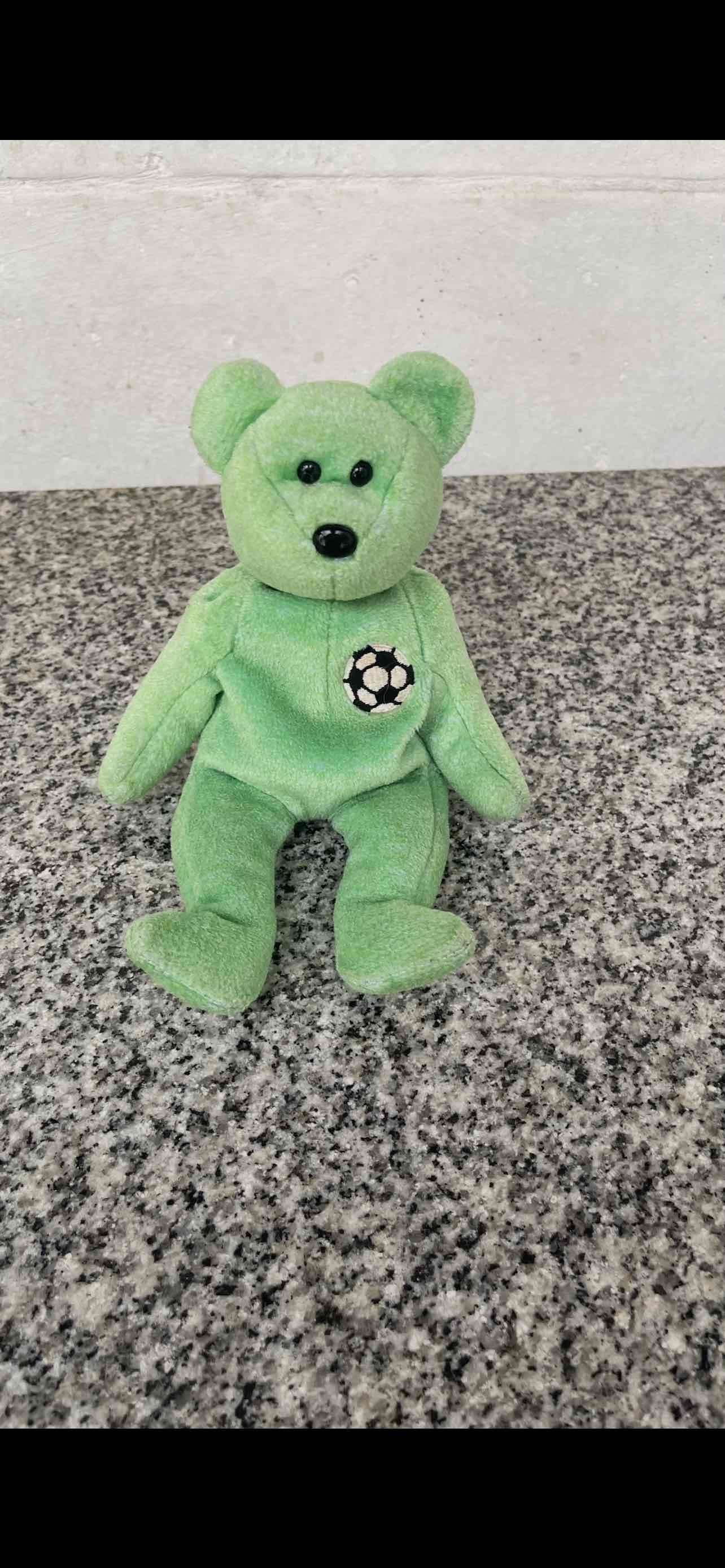 Osito de peluche verde fútbol