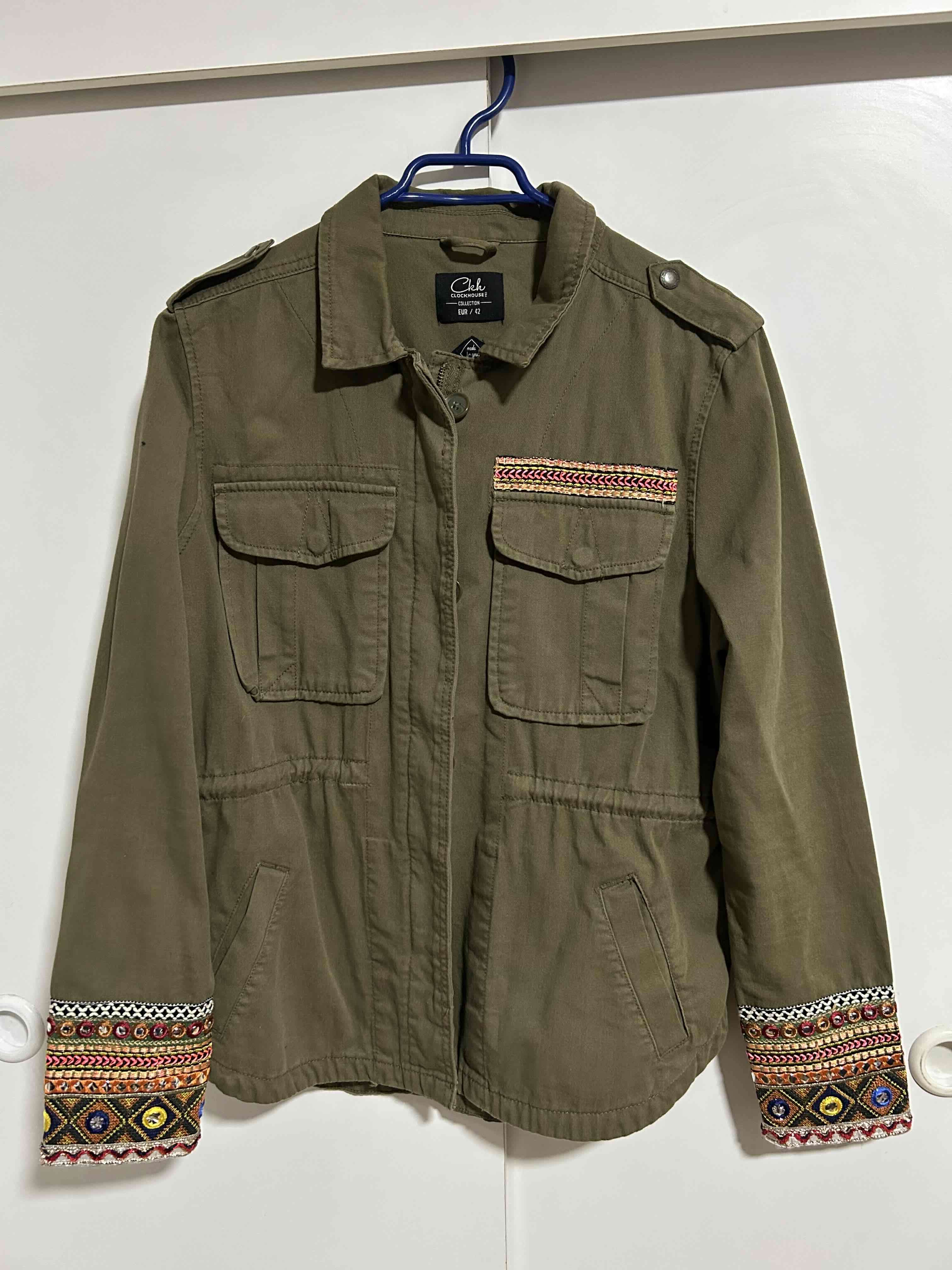 Chaqueta verde con bordados
