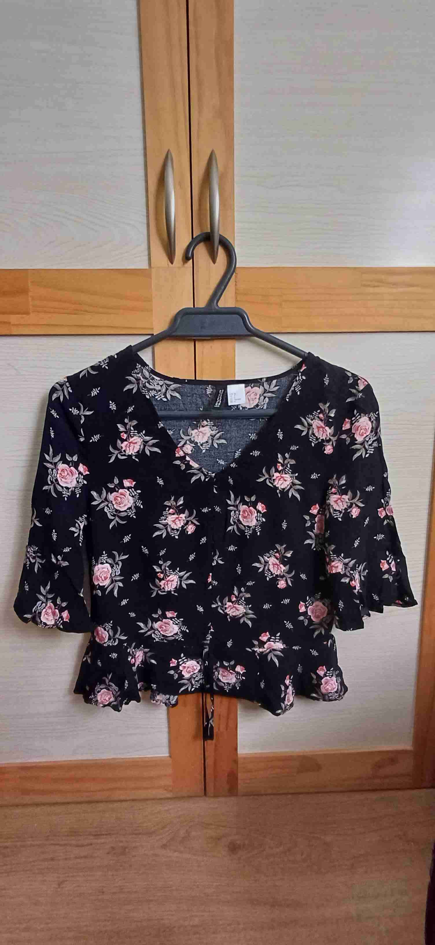 Blusa negra floreada