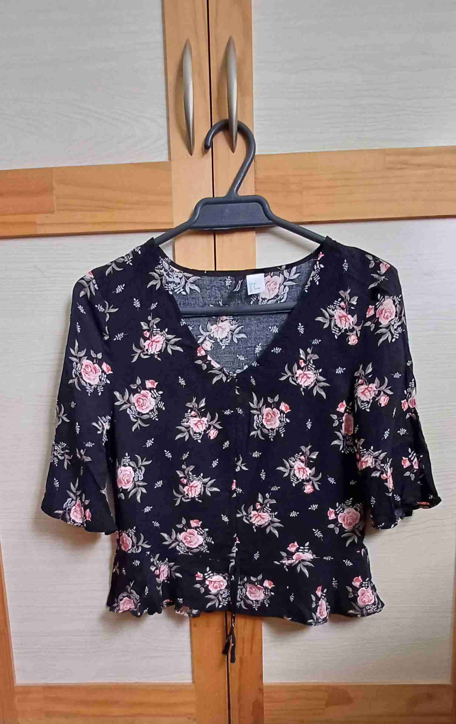 Blusa negra floreada - miniatura 2