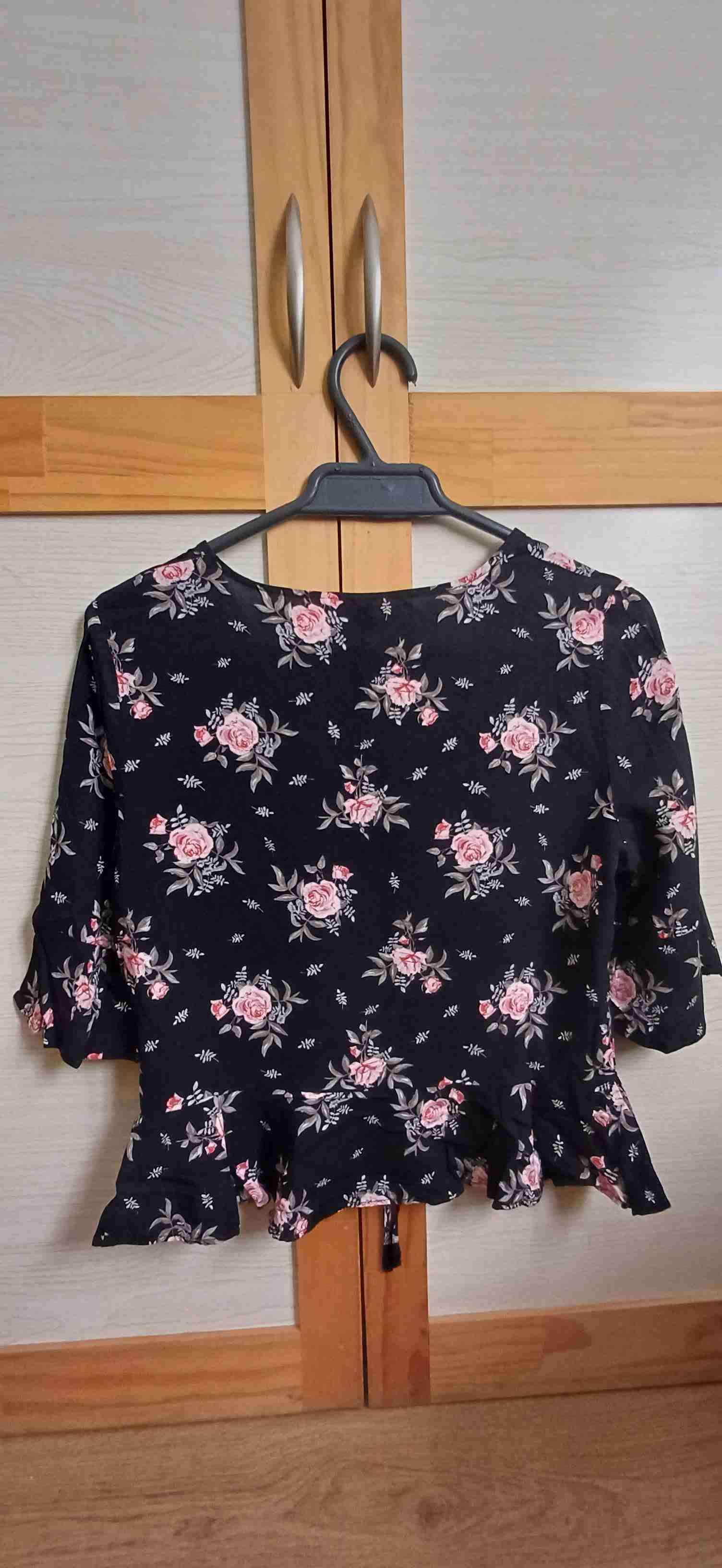 Blusa negra floreada - miniatura 3