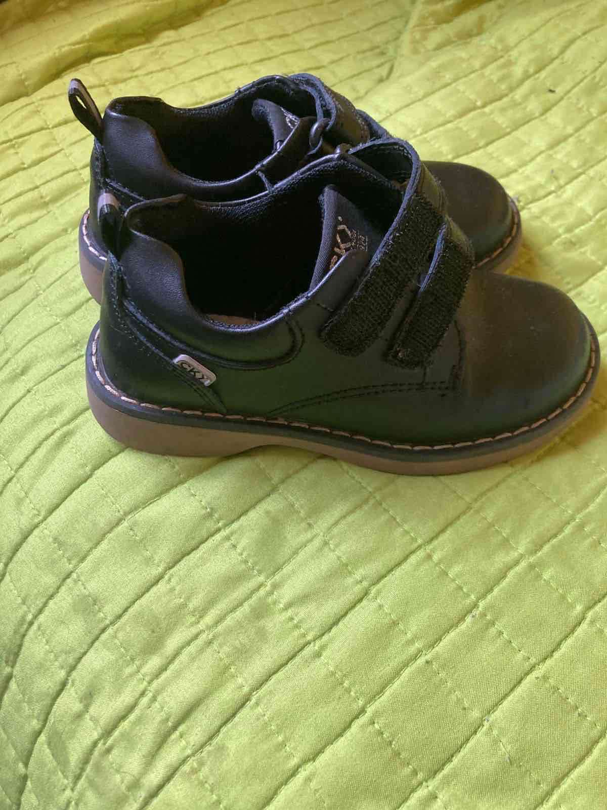 Zapatos negros con velcro