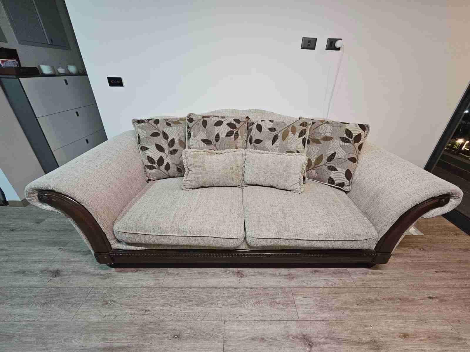 Sofá beige con cojines decorativos